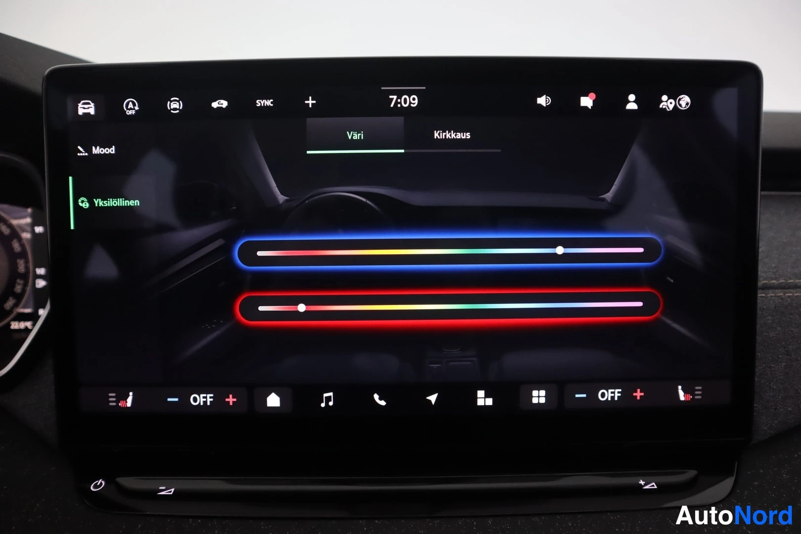 Muu: Close-up view of the central infotainment touchscreen displaying the ambient lighting adjustment menu labeled 'Mood'. Sliders allow users to adjust color ('Väri