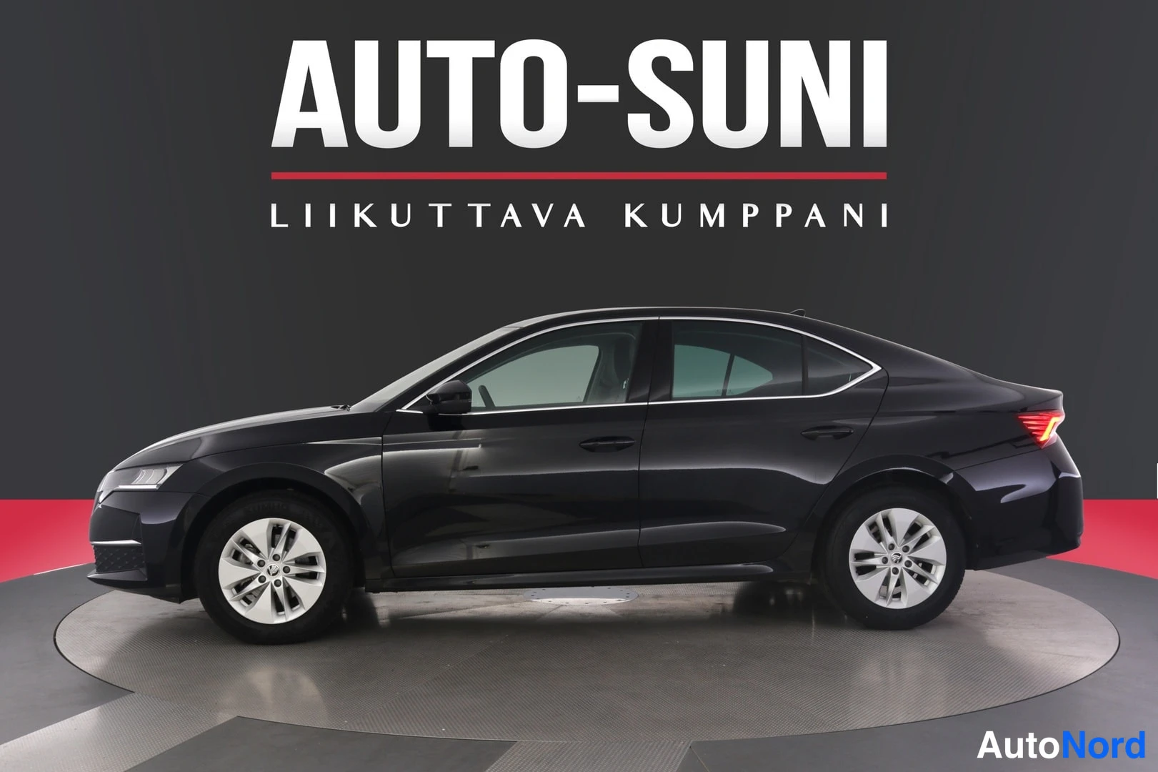 Sivulta: Side profile view of a black Skoda Octavia on a display turntable. The image includes the Auto-Suni text overlay.