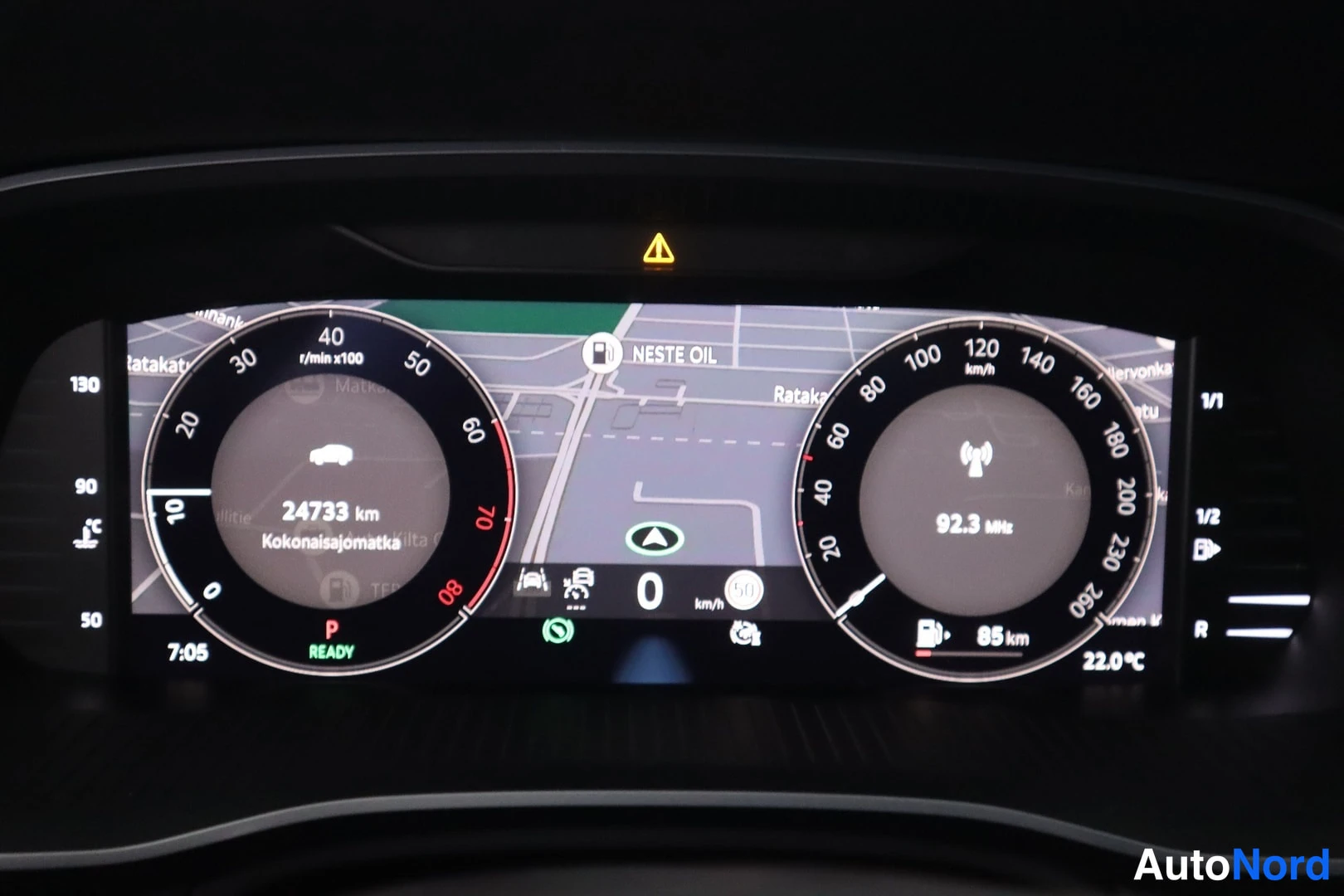 Ohjaamo: Digitaalinen mittaristo näyttää kokonaisajonopeutena 24733 km ja radioasetuksena 92.3 MHz.