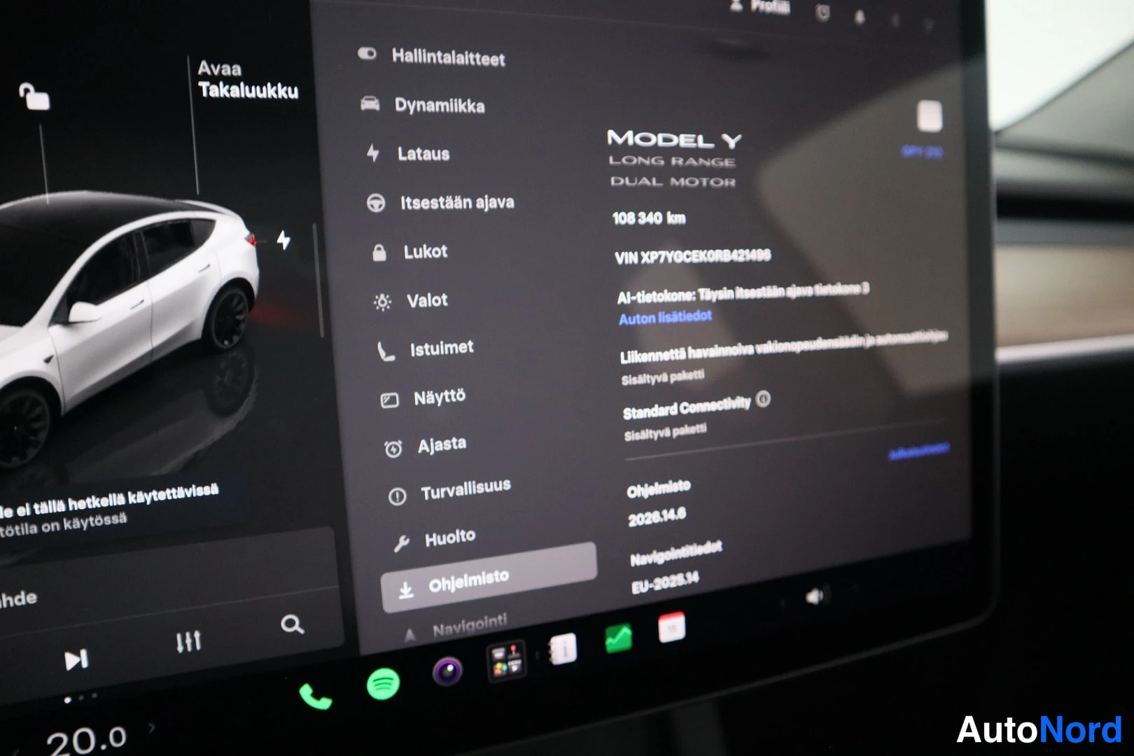 Ohjaamo: Infotainment touchscreen displaying vehicle status in Finnish: Model Y Long Range Dual Motor, VIN XP7YGCEK0RD421486, mileage 108,340 km, software version 2026.1