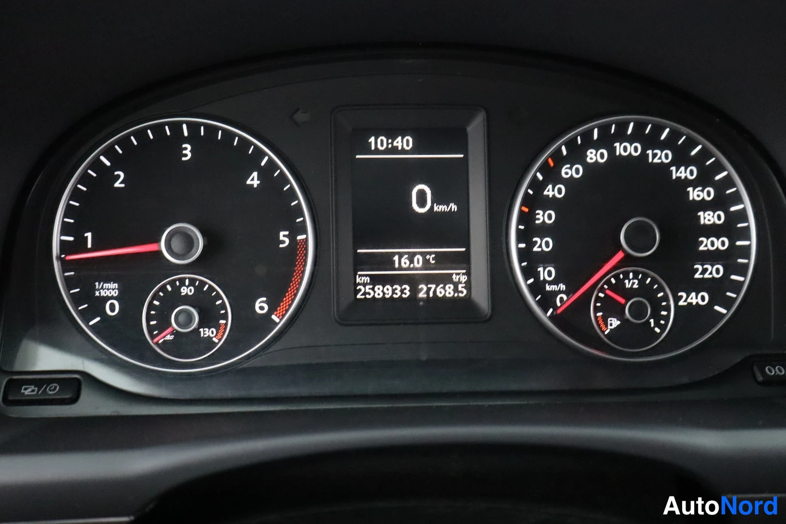 Muu: Instrument cluster showing speedometer, tachometer, digital display with time 10:40 and mileage 258933 km