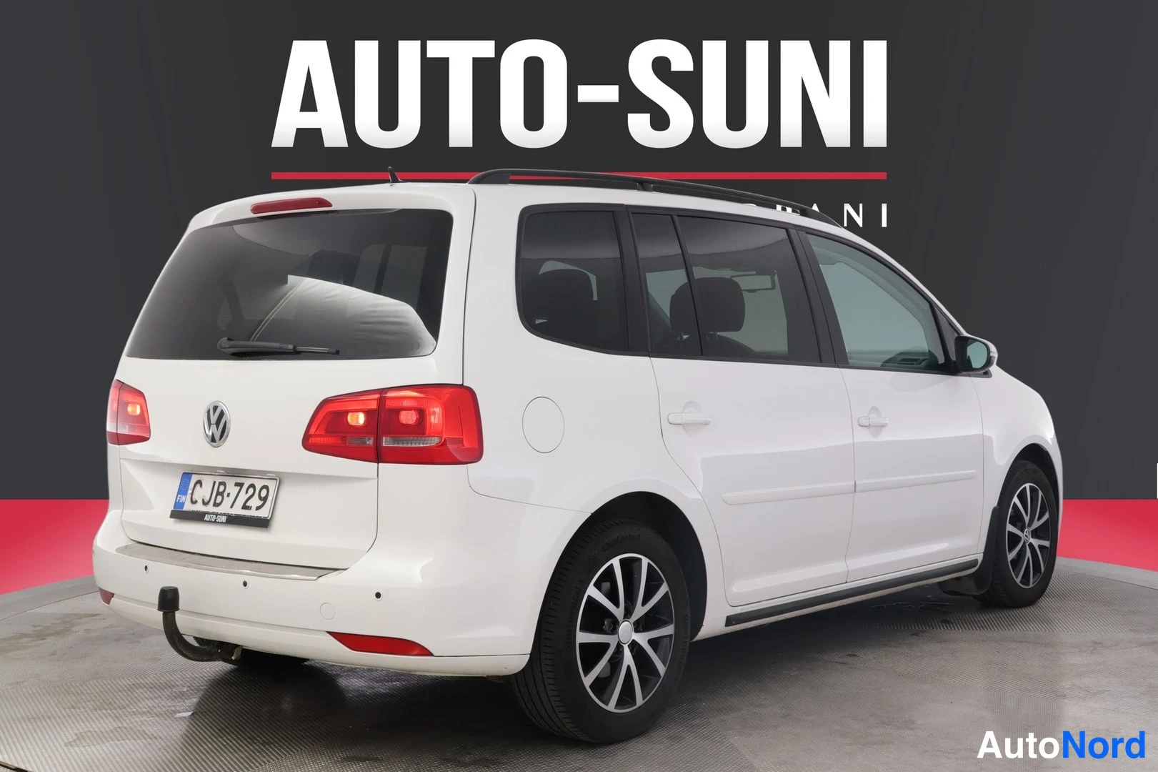 Takaviisto: Takapään ja vasemman sivun näkökulma. Valkoisessa Volkswagenissa nähdään selkeästi takavalot, rekisterikilpi ja vetovarsi. Auton taustaosa muodostaa selvän kulm