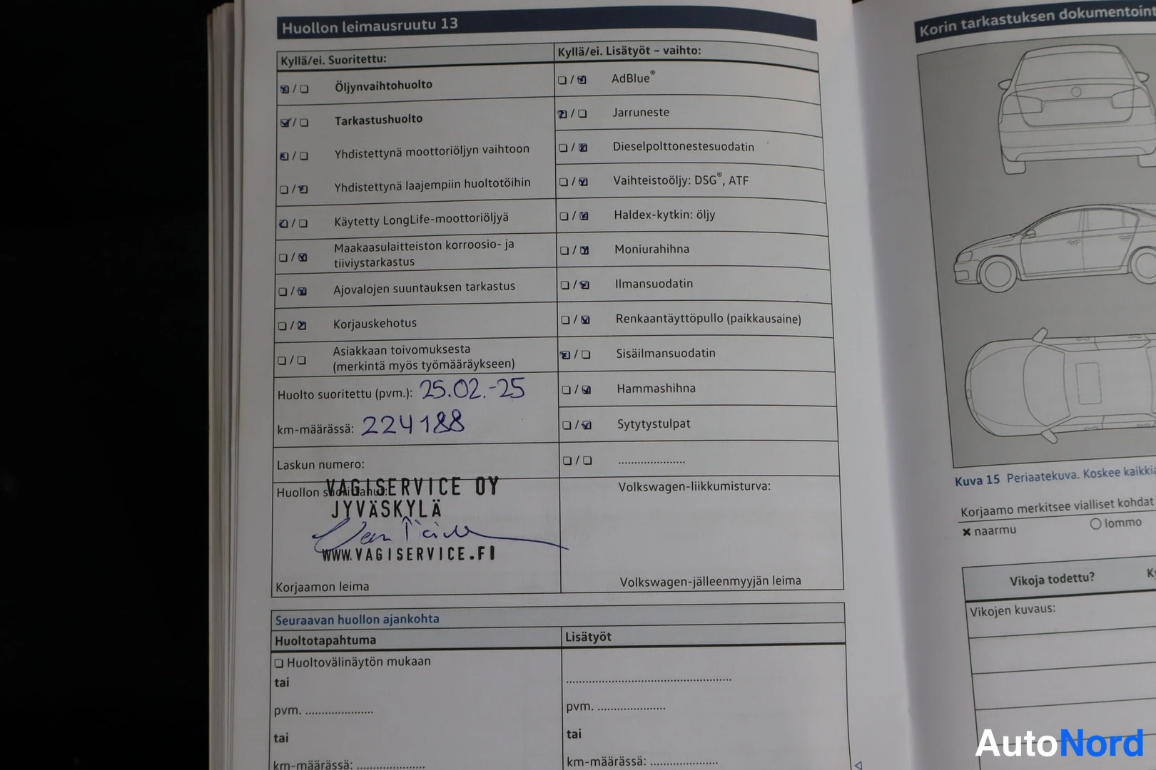 Yksityiskohta: Huollon leimausruutu 13 huoltokirjassa: käsinkirjoitetut merkinnät huollosta 25.02.2025, km-määrä 224188, VAG-Service Oy Jyväskylän leima.