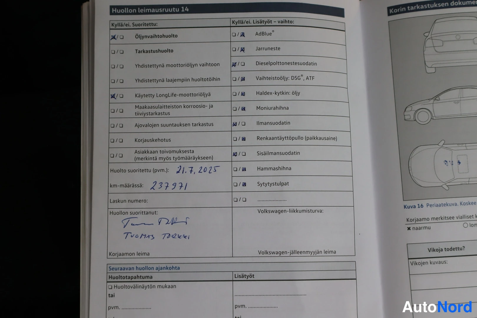 Yksityiskohta: Huollon leimausruutu 14 huoltokirjassa: käsinkirjoitetut merkinnät huollosta 21.7.2025, km-määrä 237971, allekirjoitus ja käsin kirjoitettu huoltoliikkeen nimi.