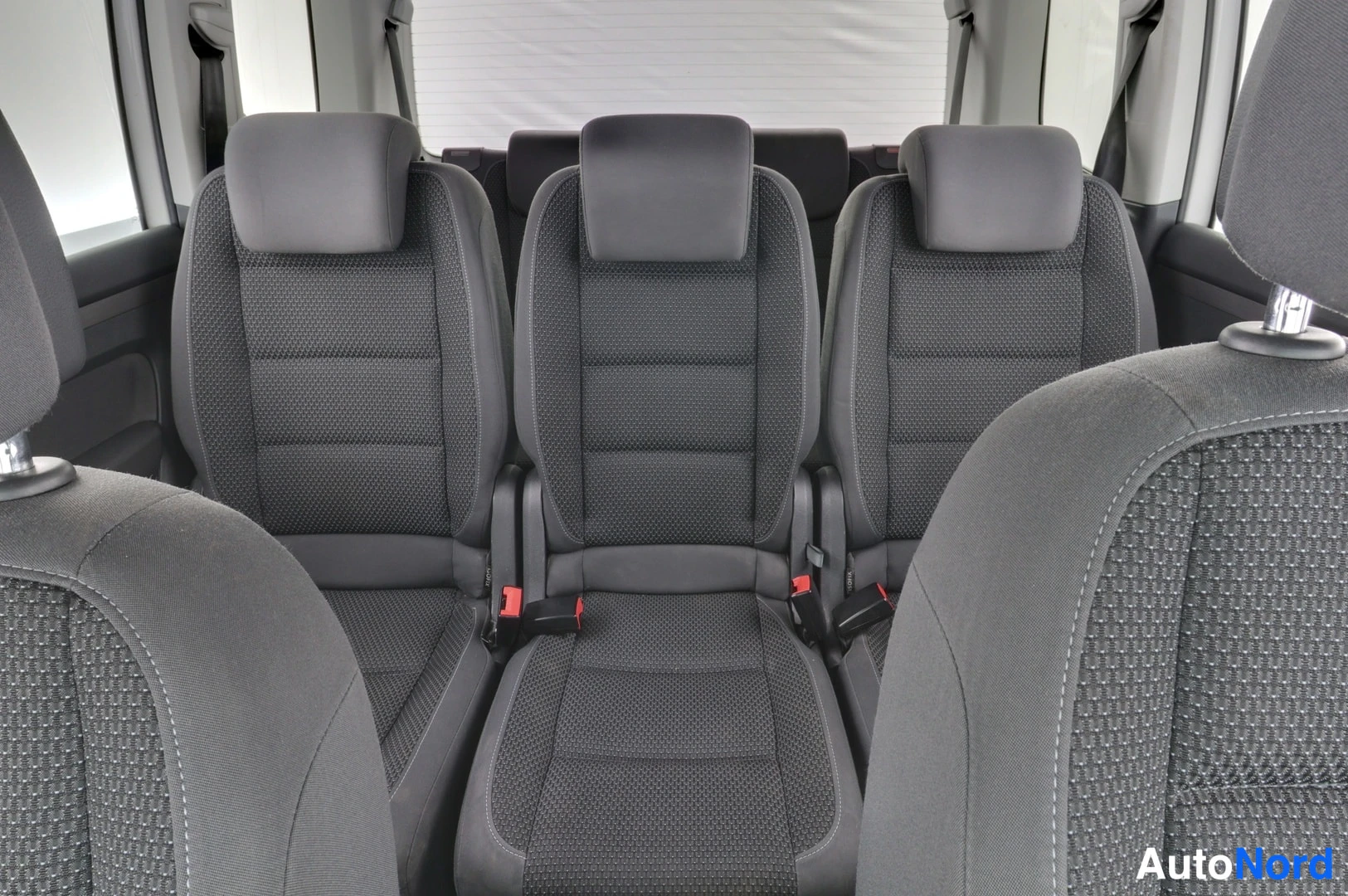 Takaistuimet: Kolme istuinta takapenkissä. Istuinten materiaali on harmaa kangas. Istuimissa on ISOfix-käytännöt.