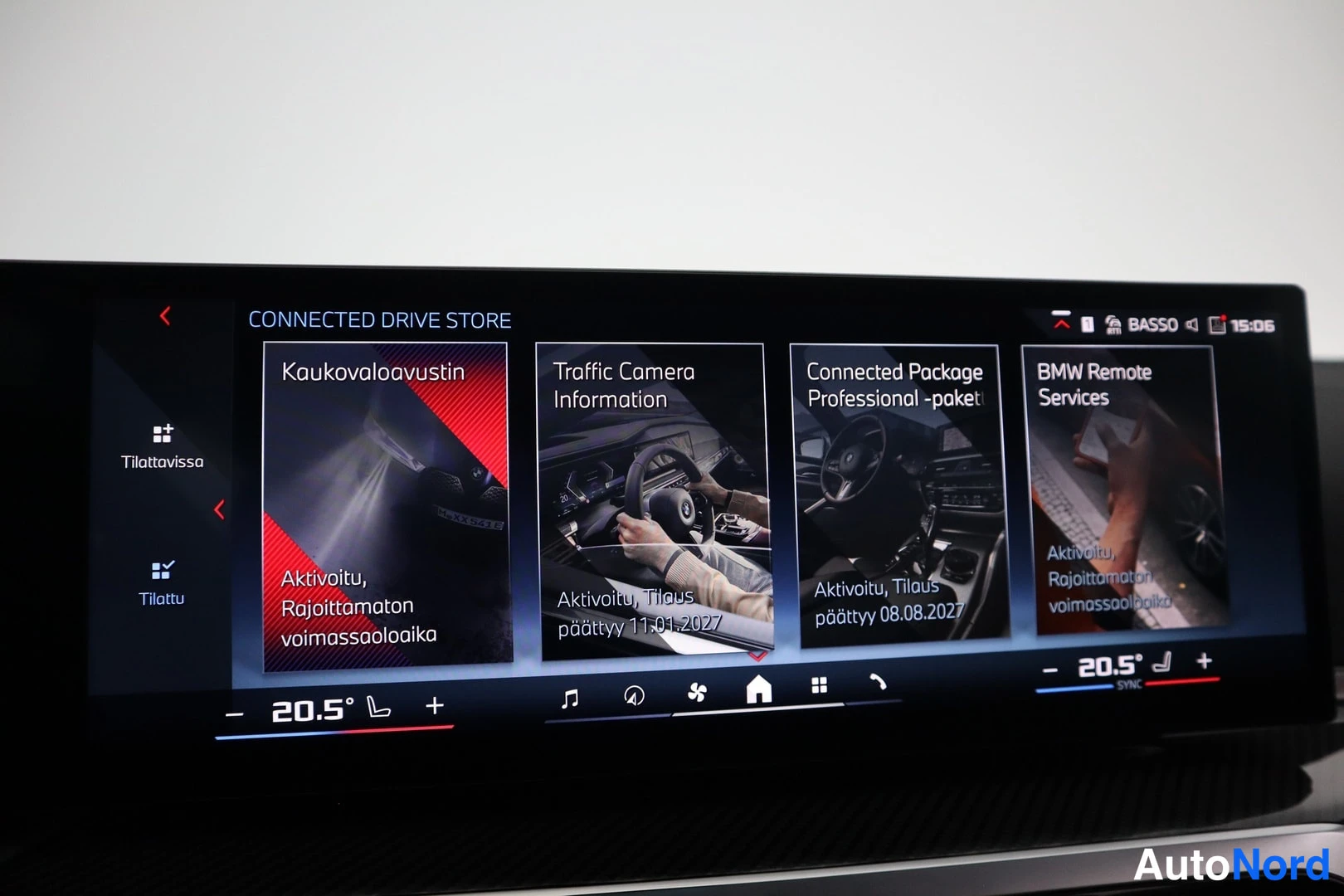 Yksityiskohta: Auton infotainment-näyttö, jossa näkyy Connected Drive Store -valikko palvelukortteineen ja lämpötilat 20,5 astetta.