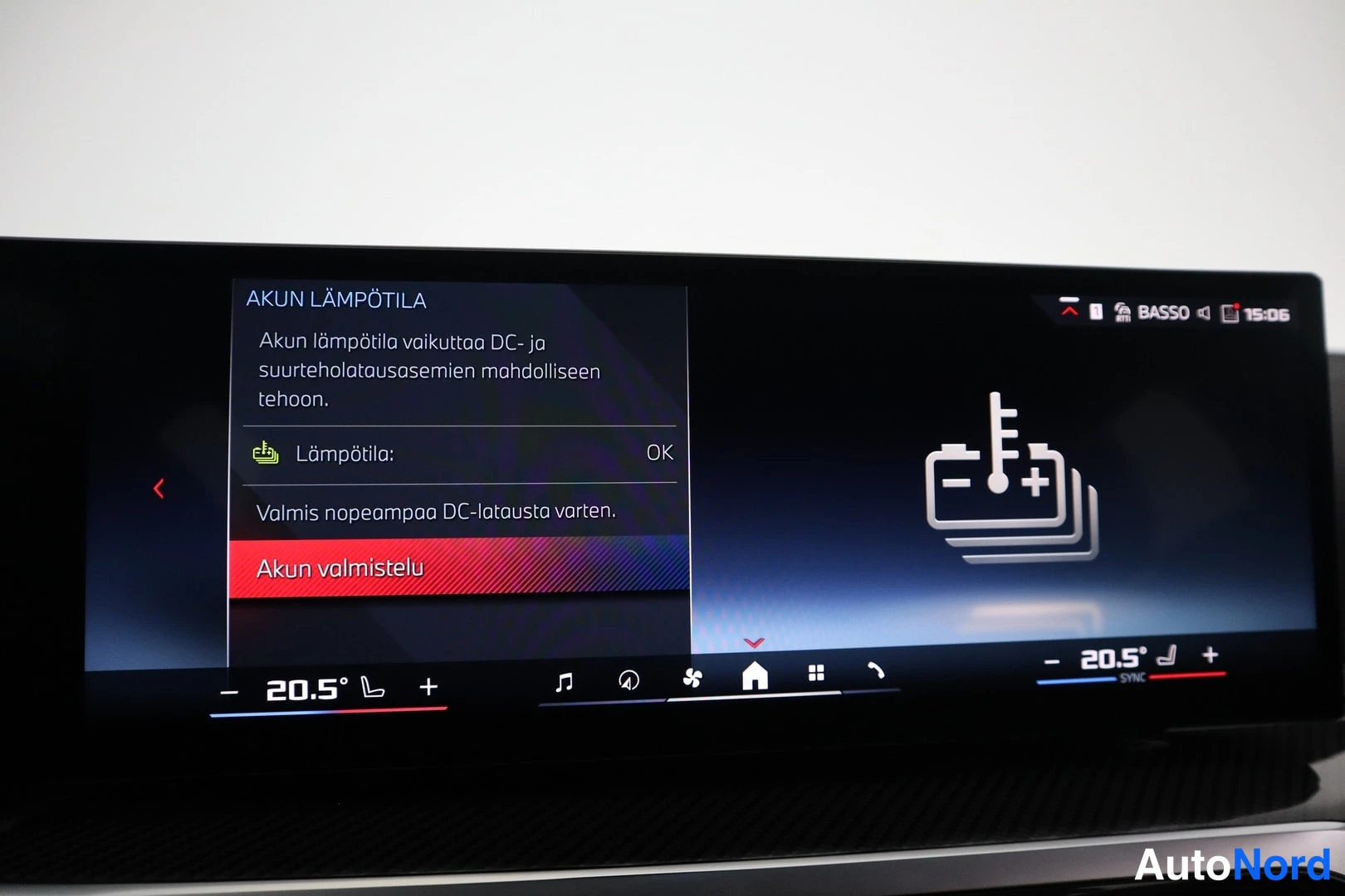 Muu: Auton kojelaudan infotainment-näyttö, jossa on auki Akun lämpötila -valikko ja valittuna Akun valmistelu DC-latausta varten.