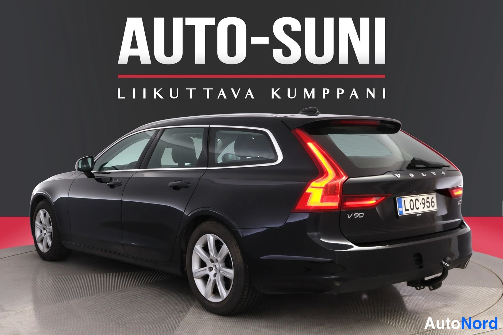 Takaviisto: Mustan farmariauton takaosasto ja kylki takaa vasemmalta kuvattuna, rekisterikilpi.