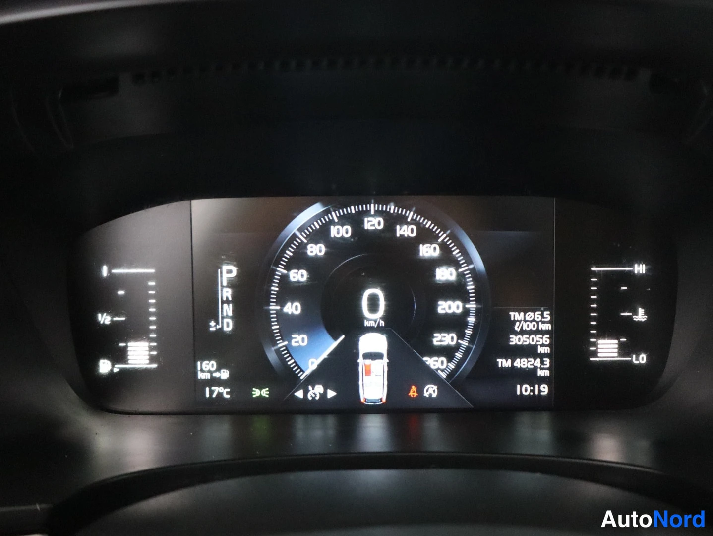 Muu: Auton digitaalinen mittaristo, jonka lukema näyttää matkamittarin 305 056 km.