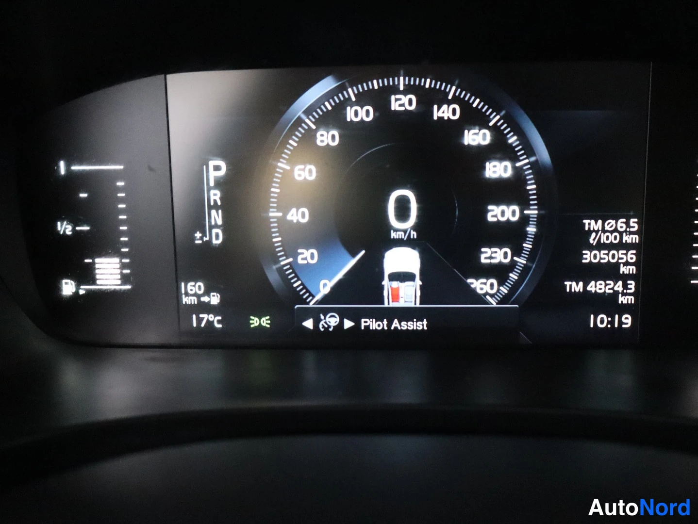 Muu: Instrument cluster displaying Pilot Assist active, gear in P, total mileage 305056 km, outside temperature 17°C