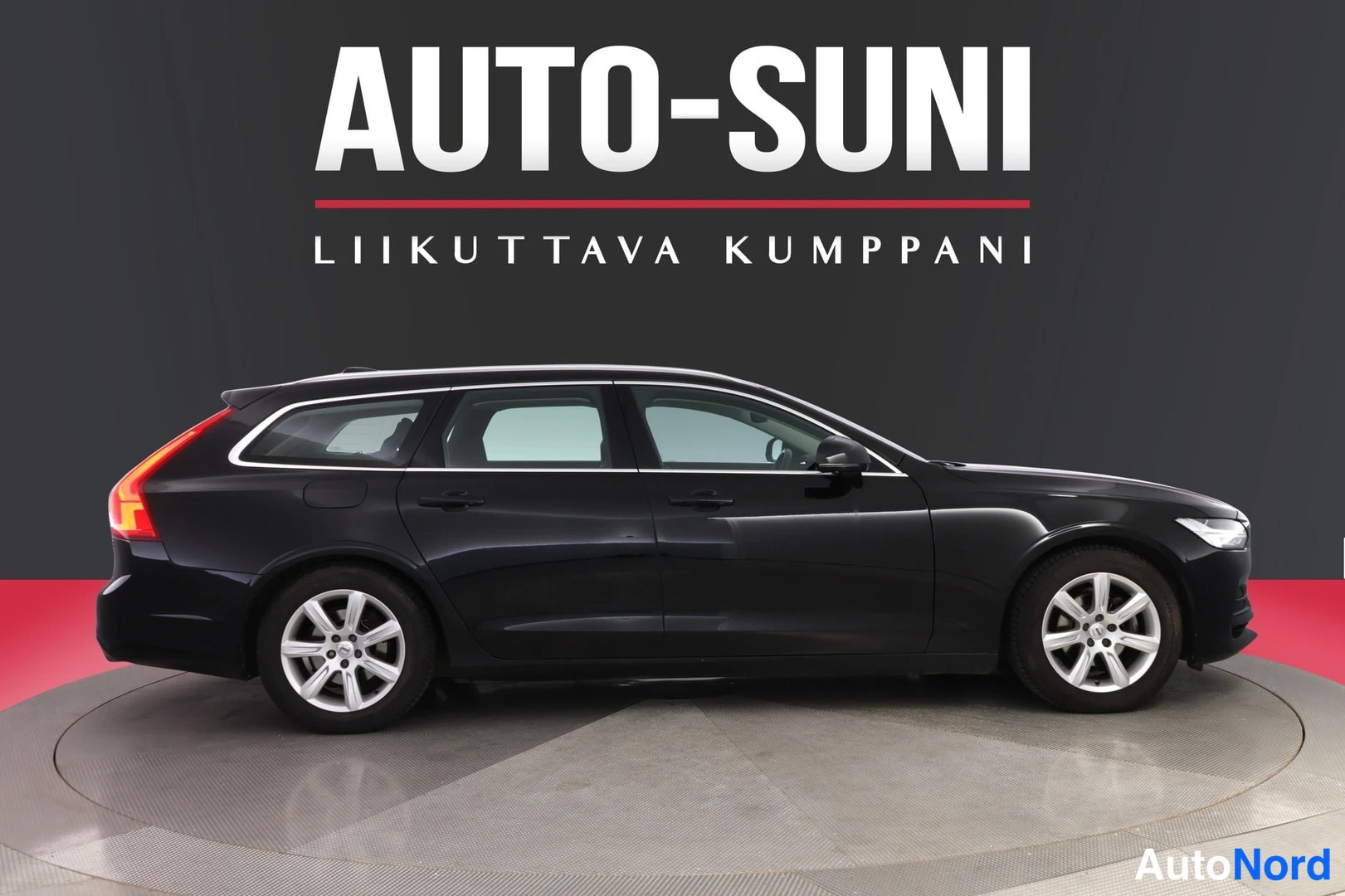 Etuviisto, nokka oikealle: Mustan farmariauton etukulma oikealta, Auto-Suni-taustalla.