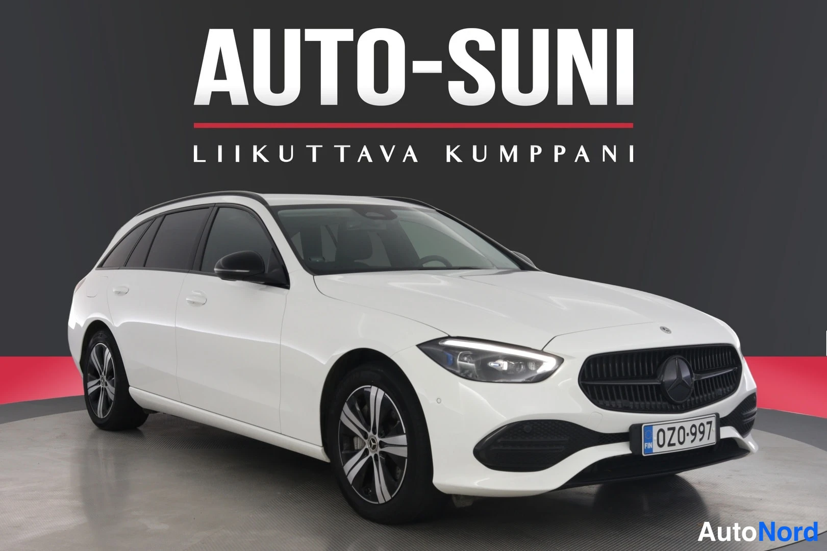 Etuviisto, nokka oikealle: Edellä kolmesta kulmasta otettu kuva valkoisesta autoista, jossa on eturintama ja oikea sivu näkyvissä. Etuvalot ovat LED-valoja.