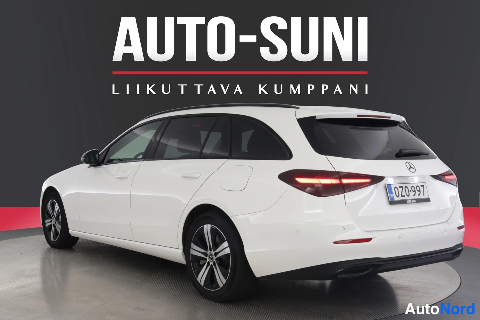 Takaviisto: Kuva auton takaa oikeasta kulmasta. Autossa on mustat puitteet ikkunoiden ympärillä ja hopeiset renkaat.