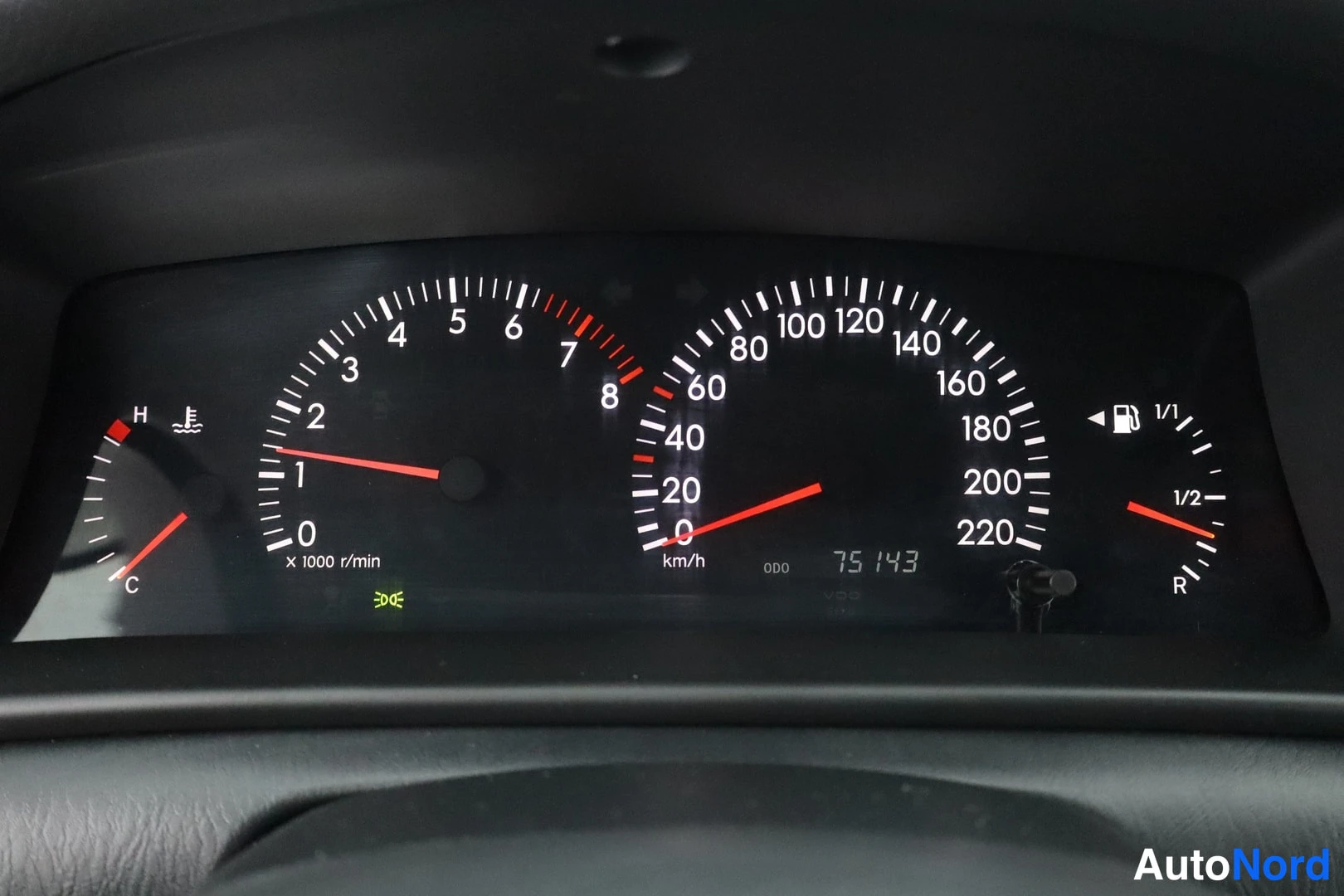Muu: Mittaristo lähikuvassa: kierroslukumittari ja nopeusmittari 220 km/h asti, matkamittari 75 143 km.