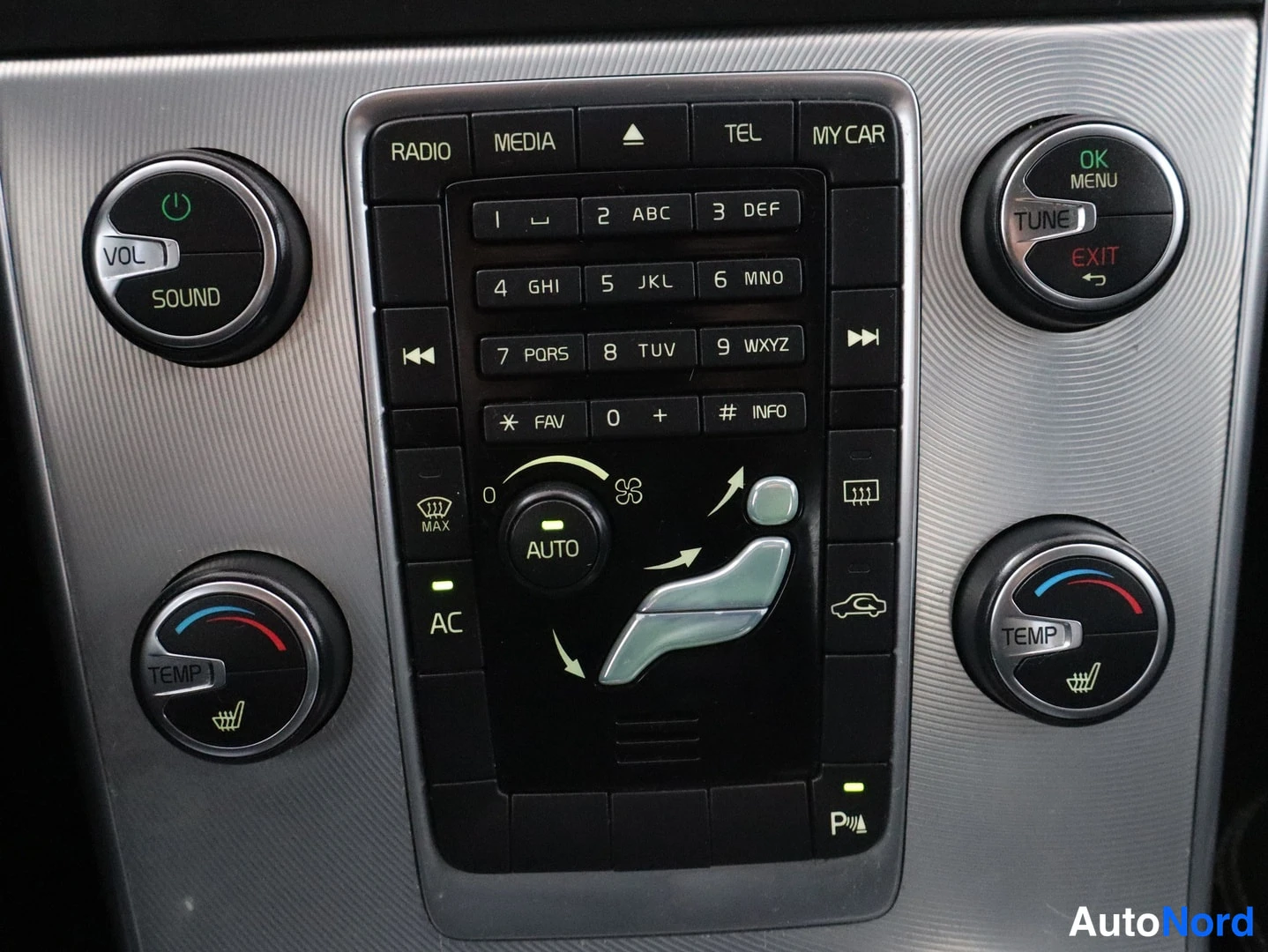 Yksityiskohta: Keskikonsolin äänentoisto- ja ilmastointinapit: RADIO, MEDIA, TEL, MY CAR, AUTO, AC, TEMP-nupit ja VOL SOUND/TUNE-säätimet.
