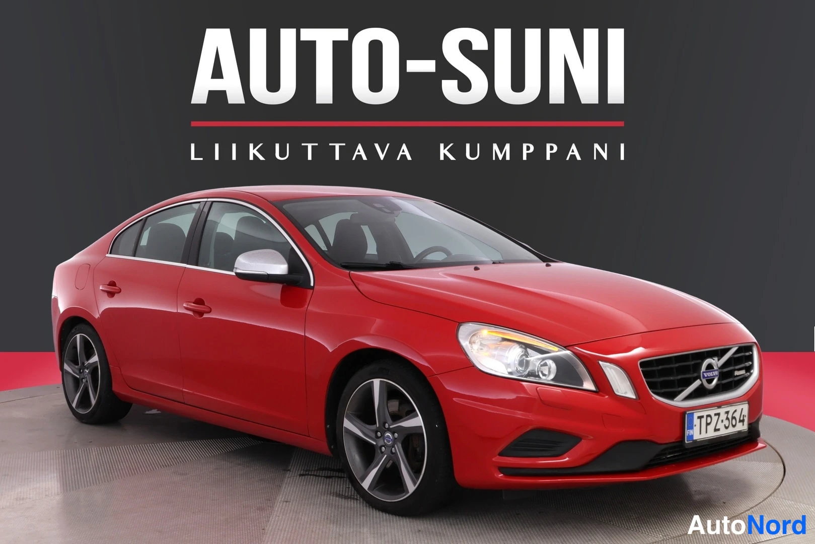 Punainen Volvo S60 2011, etuviisto, keula oikealle, kuva 3