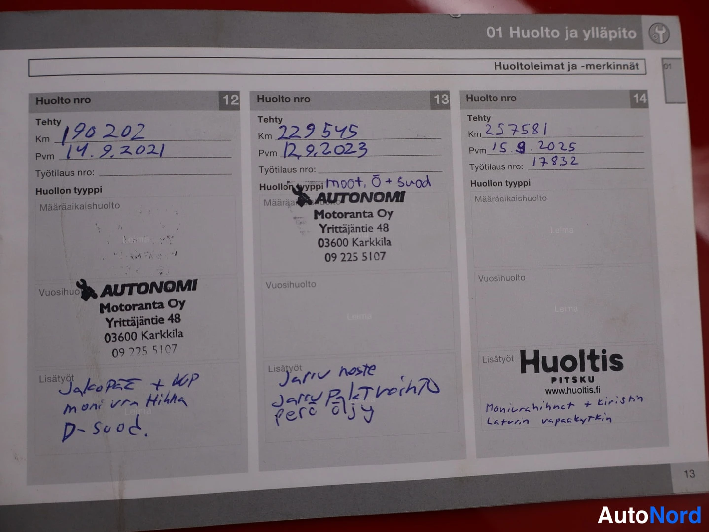 Asiakirja: Sivu huoltokirjassa: kolme huoltokertaa (12, 13, 14). Sarake 12: km 190202, Pvm 14.9.2021, AUTONOMI Motoranta Oy. Sarake 13: km 229545, Pvm 12.9.2023, AUTONOMI
