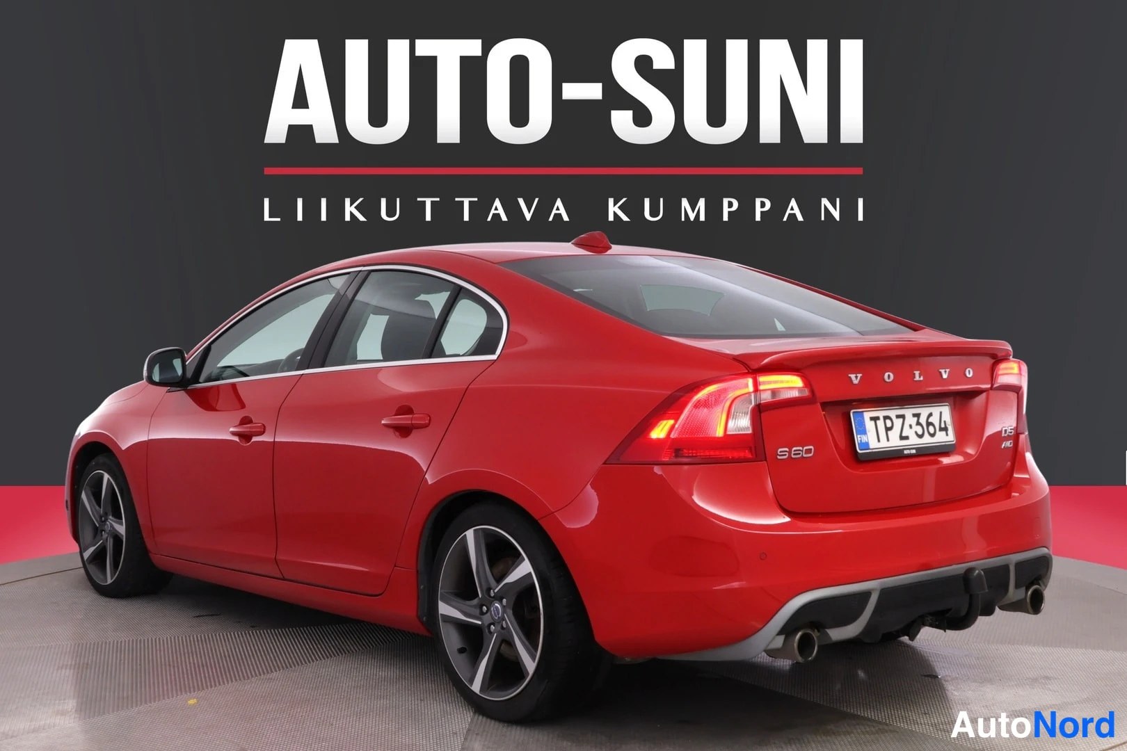 Takaviisto: Punainen sedan takaa vasemmalta, VOLVO-teksti ja rekisteritunnus näkyvissä.