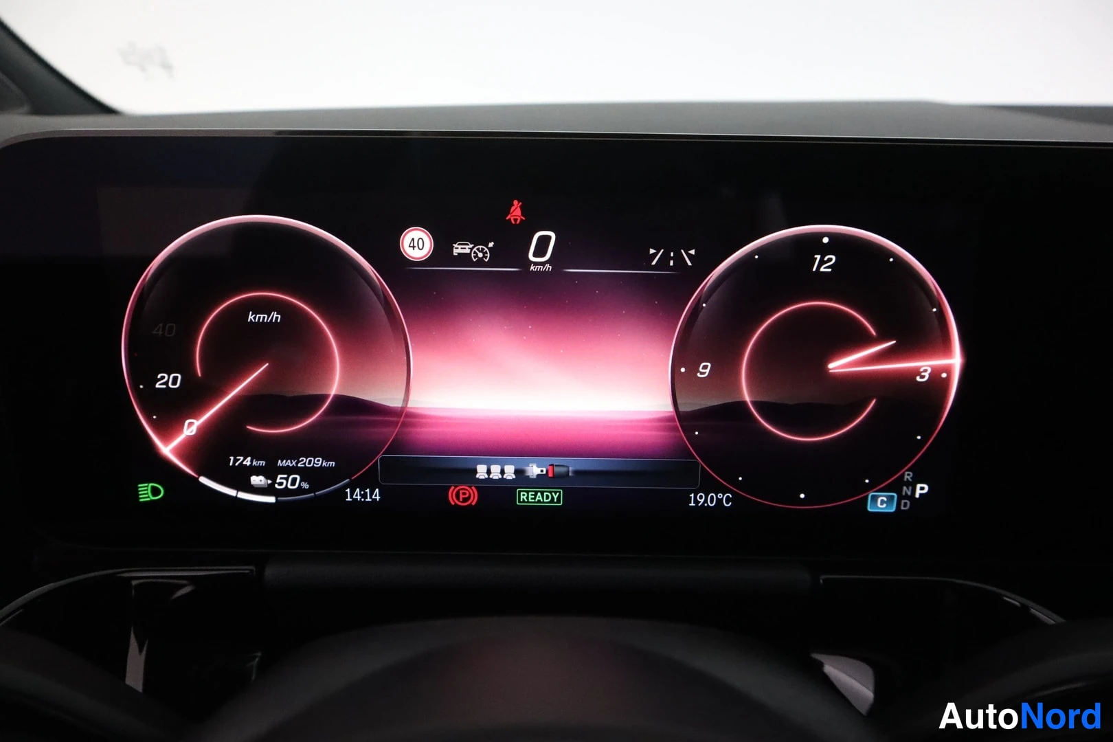 Sivulta: Digitaalisen mittariston näyttö: 0 km/h, 174 km, 50 %, READY-merkki, vaihde P ja ulkolämpötila 19,0 °C.