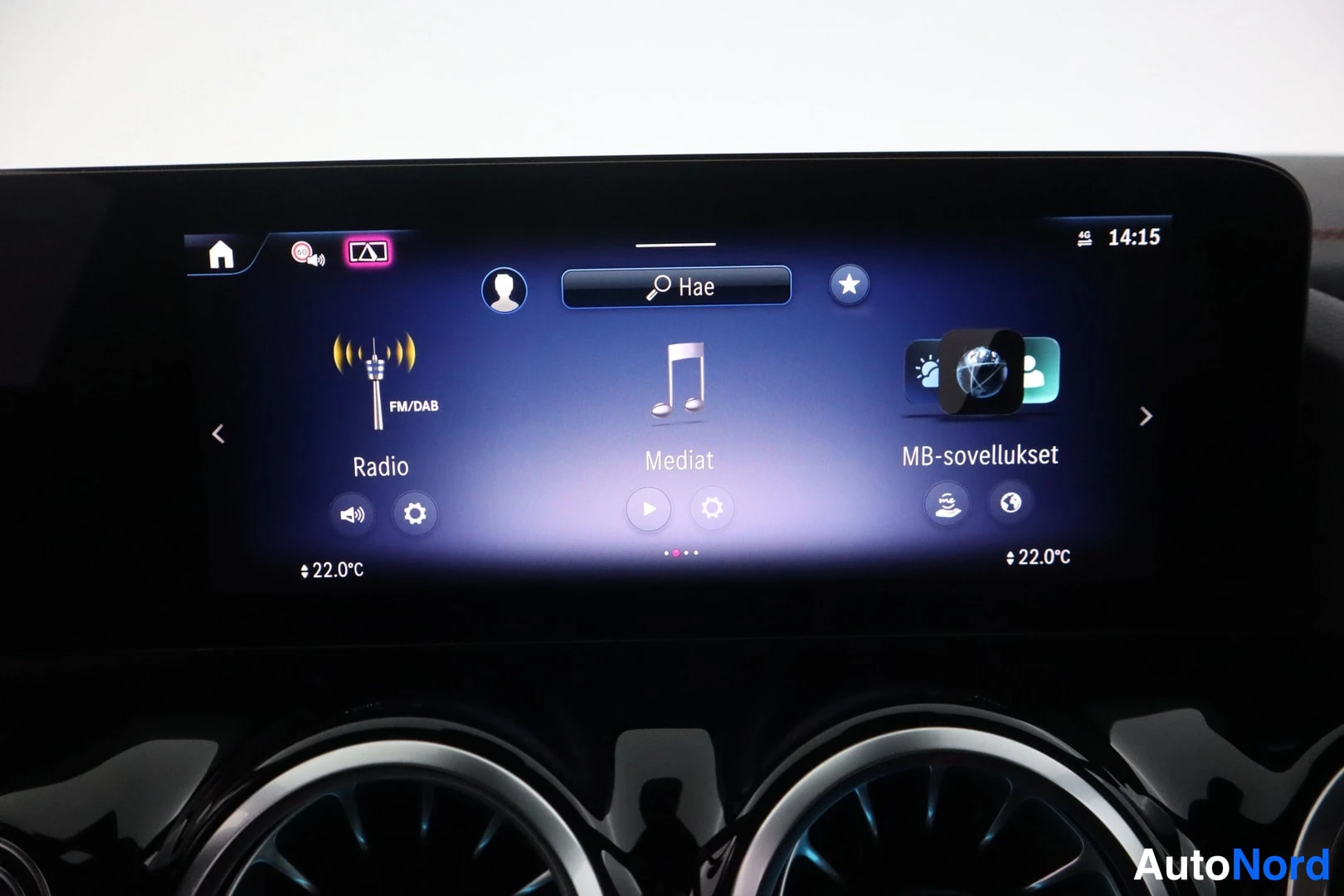 Muu: Infotainment-näytön valikko: Radio (FM/DAB), Mediat ja MB-sovellukset, lämpötila 22,0 °C ja kello 14:15.
