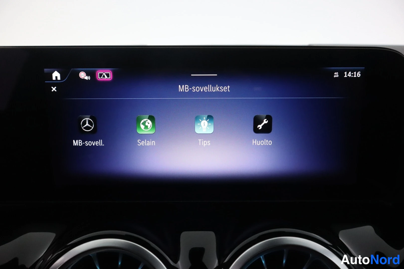 Muu: Infotainment-näytön MB-sovellukset-valikko kuvakkeineen: MB-sovell., Selain, Tips ja Huolto.