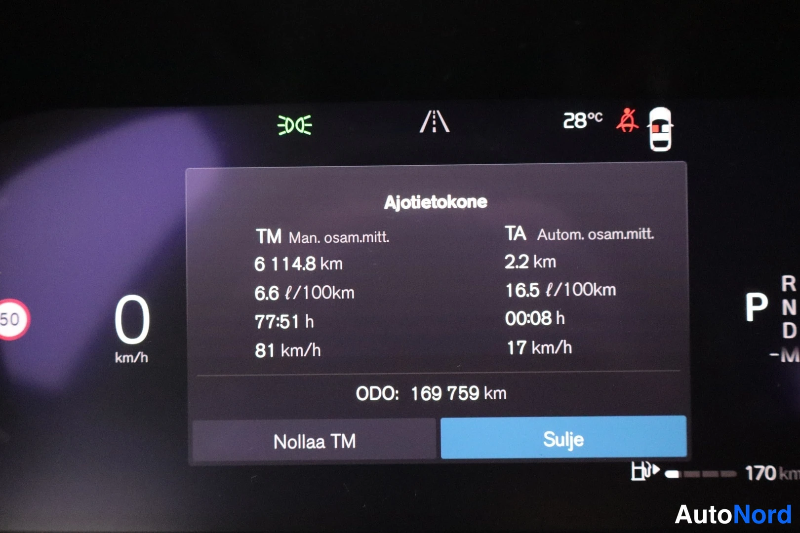 Takaa: Kojelautanäyttö, jossa ajotietokoneen tiedot: matkamittarit, kulutus ja kokonaislukema 169 759 km.