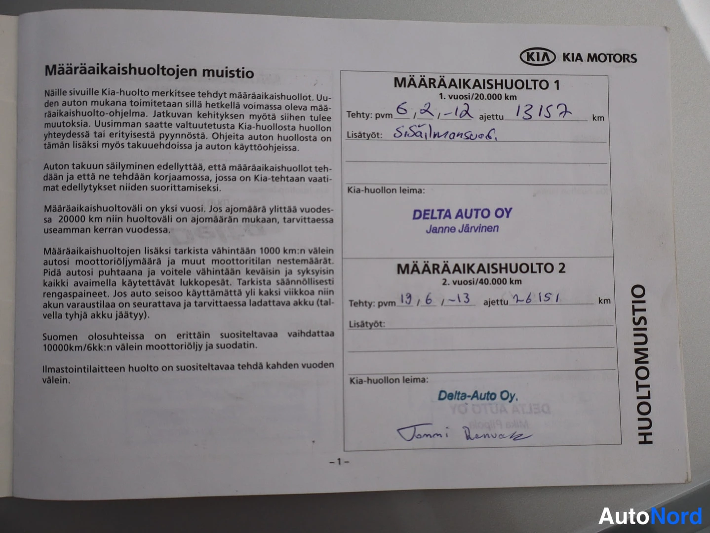 Muu: Kia Motors -huoltomustion sivu, jossa täytetyt määräaikaishuolto 1 (2012, 13157 km) ja huolto 2 (2013, 26151 km) Delta Auto Oy:n leimoilla.