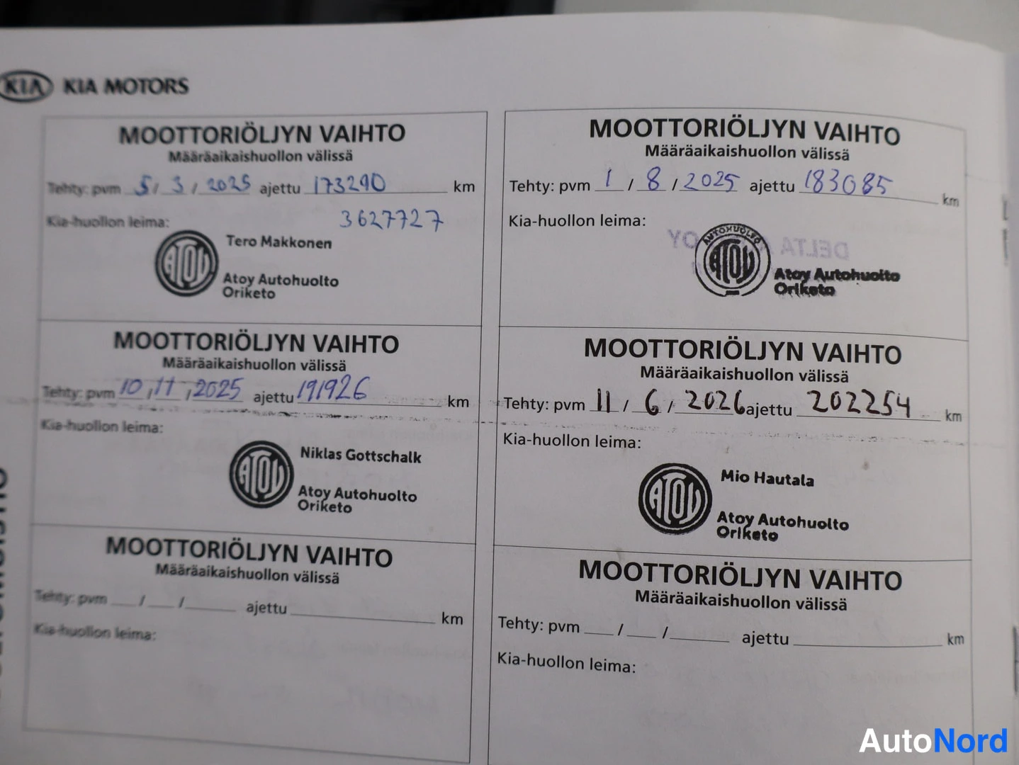 Asiakirja: Huoltokirjan sivu: moottoriöljyn vaihtoja 2025–2026, viimeisin pvm 11.6.2026 ajettu 202254 km, leima Mio Hautala, Atoy Autohuolto Oriketo.