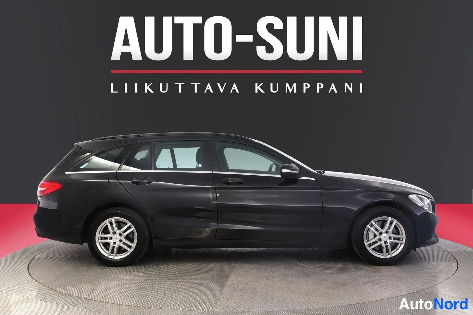Sivulta: Musta farmariv auton sivukuva vasemmalta, AUTO-SUNI-tausta.