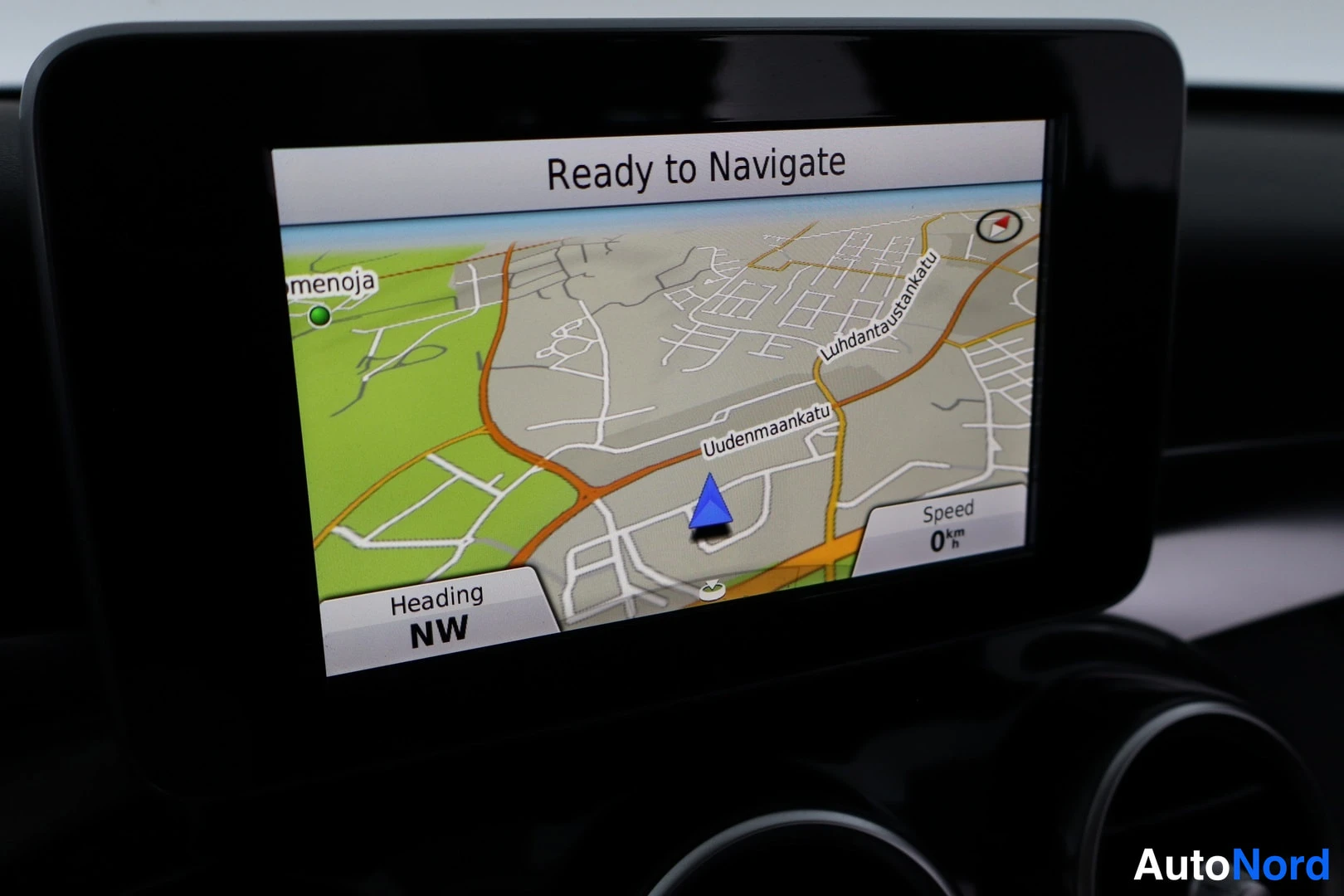 Muu: Kojelautanäyttö näyttää navigointikartan tekstillä Ready to Navigate, kadut Luhdantaustankatu ja Uudennaankatu, suunta NW ja nopeus 0 km/h