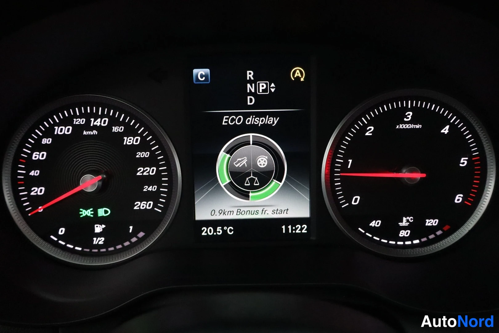 Muu: Mittaristo, jossa nopeusmittari 260 km/h asti, kierrosmittari ja keskinäinen ECO display -näyttö.