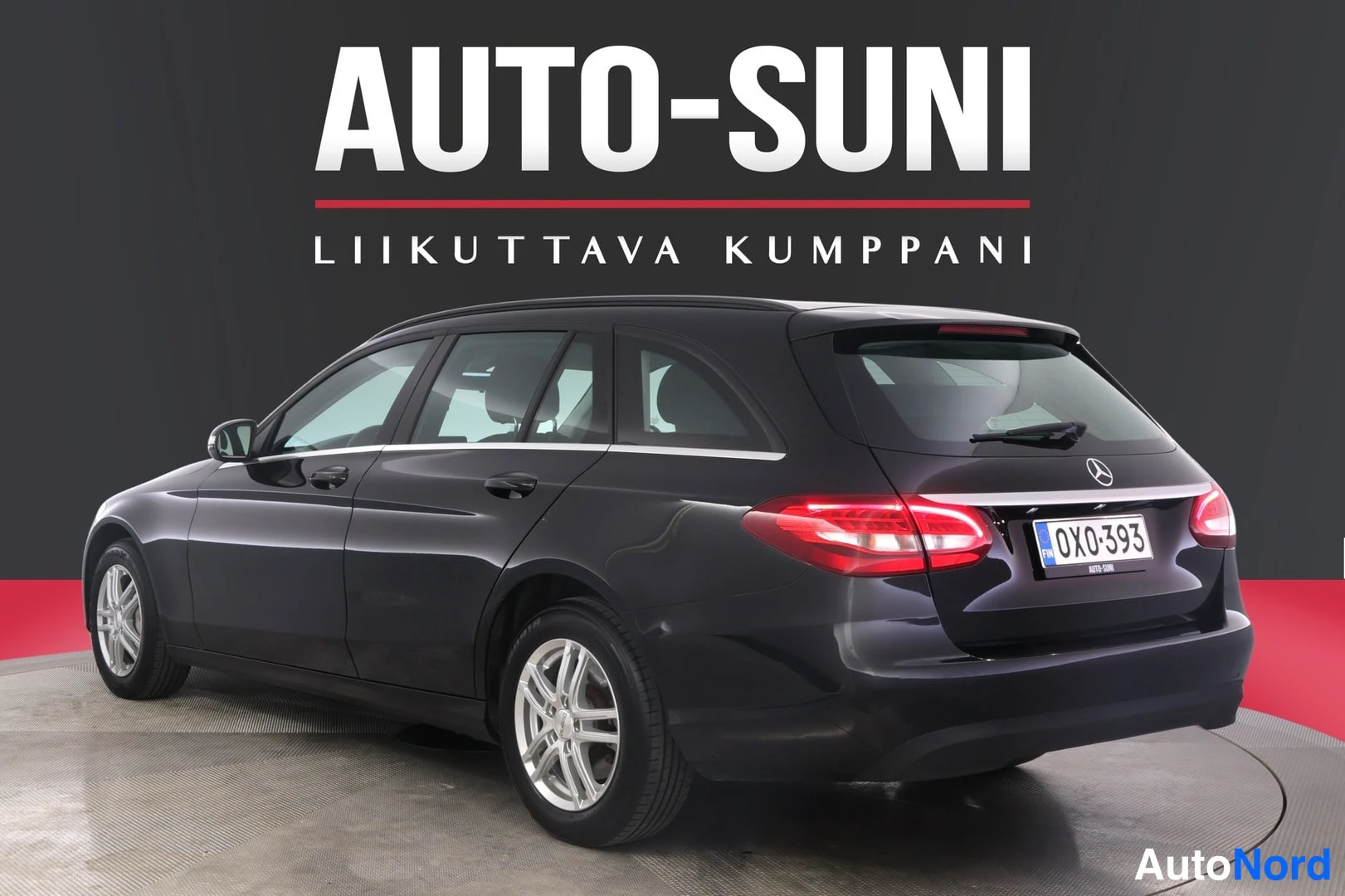 Takaviisto: Musta farmarit takaa oikealta kolmivartaloasennossa, rekisterikilpi.