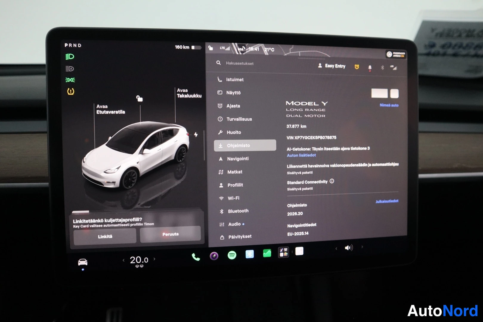 Yksityiskohta: Auton kojelaudan kosketusnäyttö, jossa on auki Tesla-ajoneuvon tiedot: MODEL Y Long Range Dual Motor, 37 877 km ja VIN XPTYGCEK5PB078875.