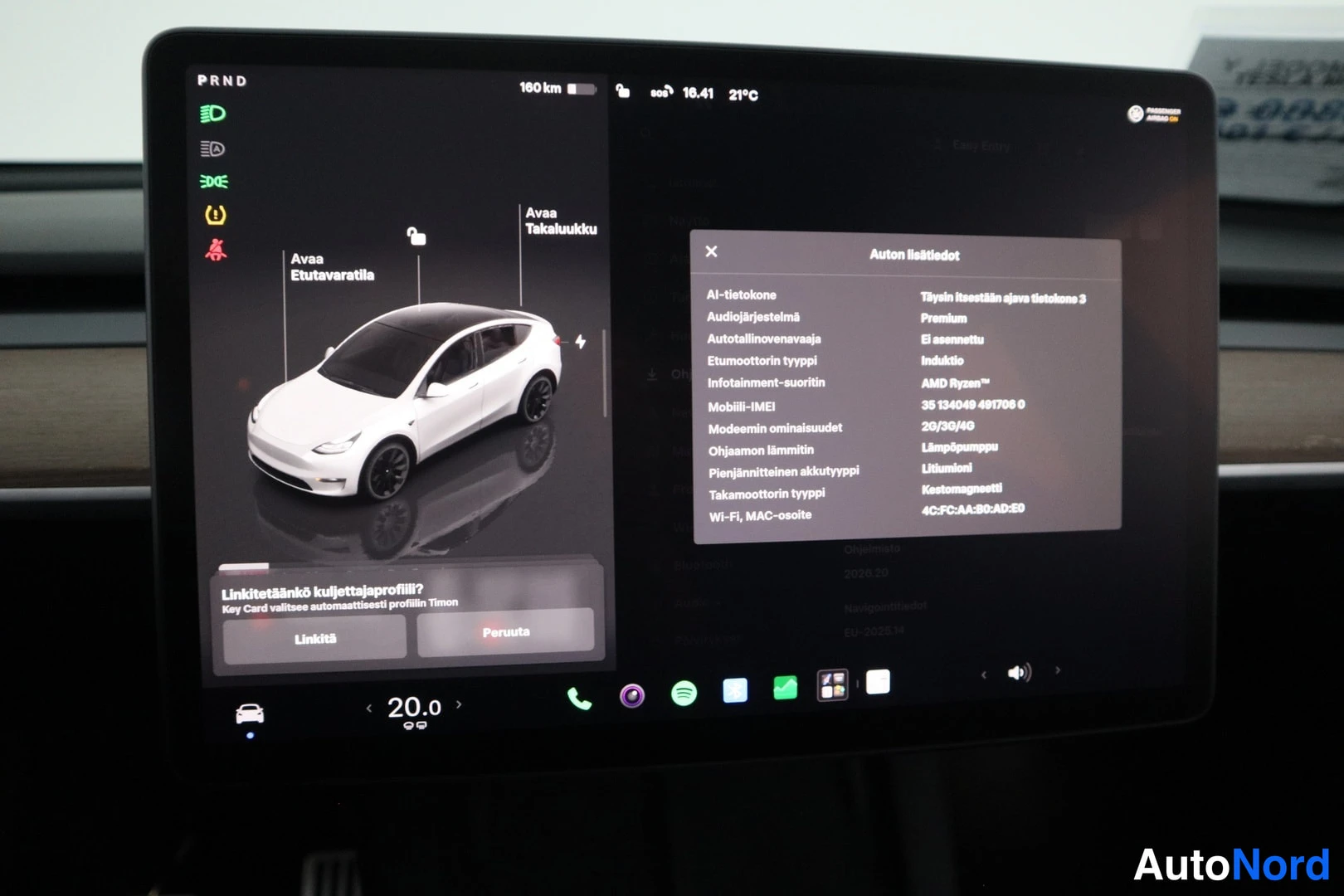 Yksityiskohta: Kosketusnäytöllä on auki Auton läsnäololuettelo -ikkuna, jossa lukee muun muassa Ajojarjestelmä Premium, Infotainment-suoritin AMD Ryzen, Moottorin ominaisuudet