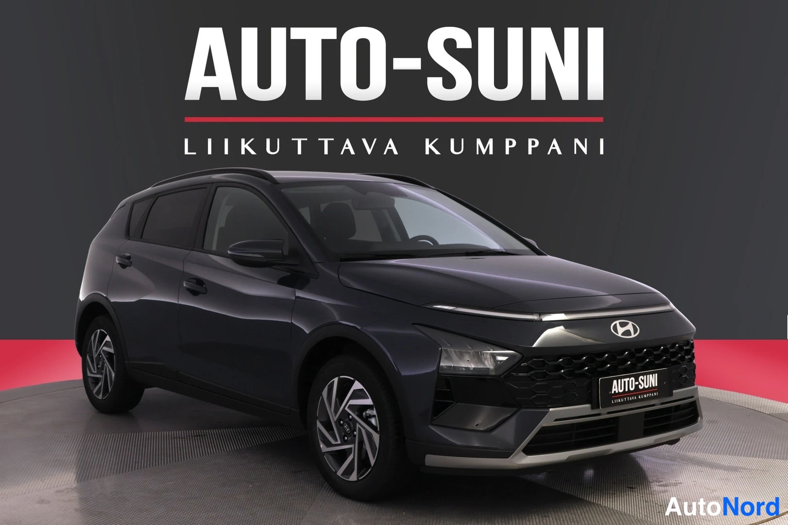 Etuviisto, nokka oikealle: Hyundai Bayon -henkilöauto tummansinisessä värissä edestä oikealta kolmannelta kulmalta kuvattuna studiossa.