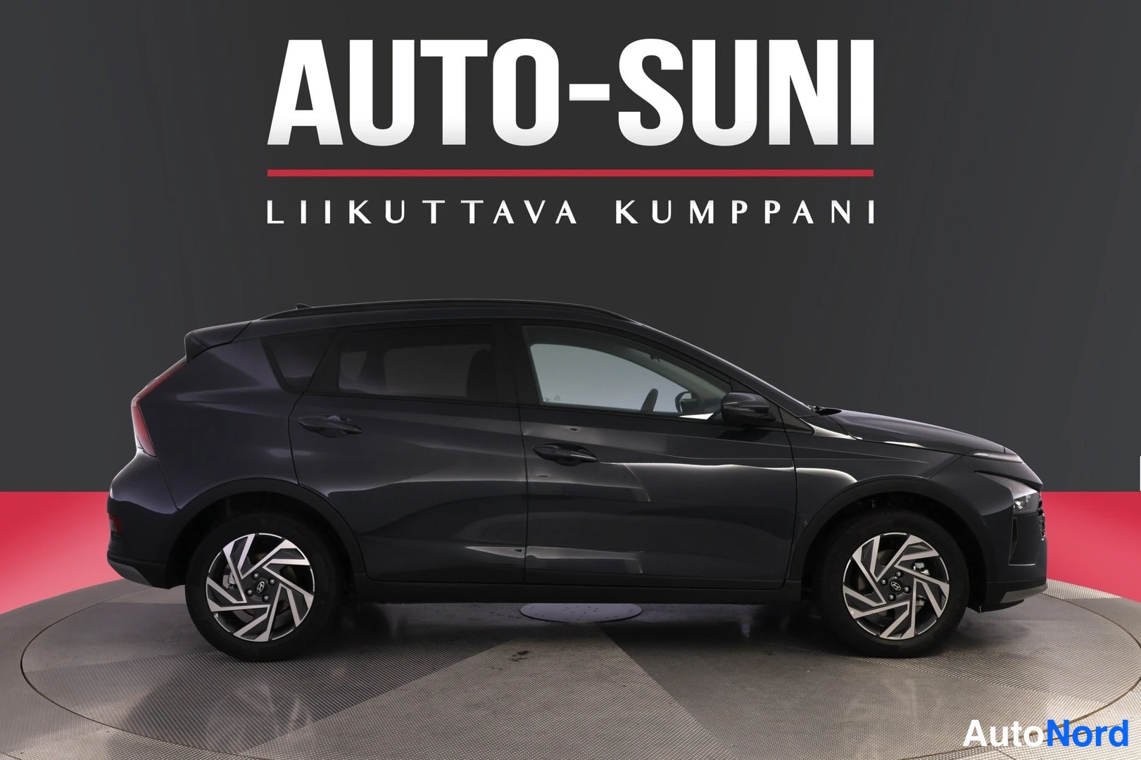 Sivulta: Hyundai Bayon -henkilöauto sivulta kuvattuna studiossa, vasen kylki näkyvissä.