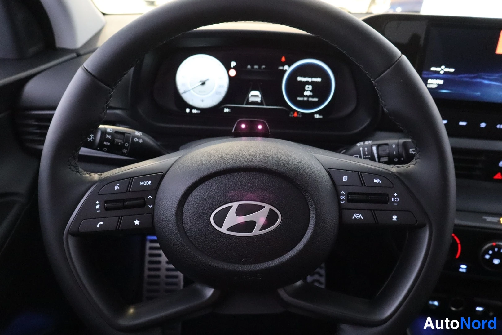 Muu: Sisätilakuva: Hyundai-ohjauspyörä ja digitaalinen mittaristo, voimansiirto P-asennossa.