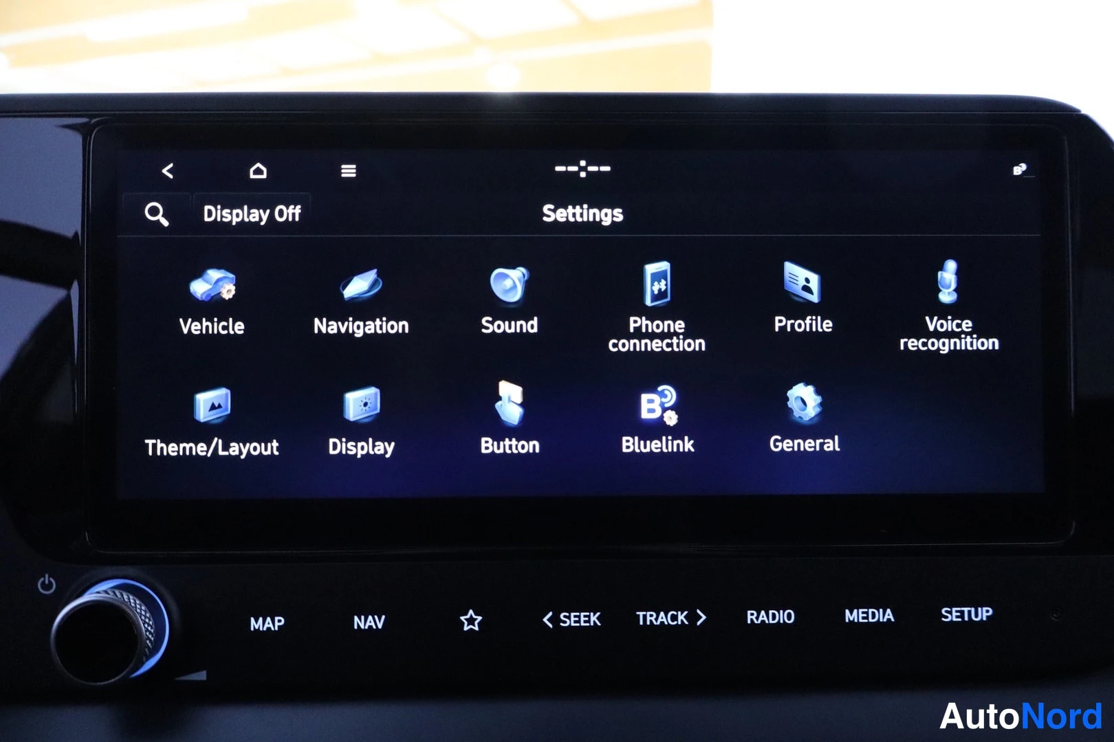 Yksityiskohta: Infotainment-näytön Settings-valikko kohdineen: Vehicle, Navigation, Sound, Phone connection, Profile, Voice recognition, Display, Bluelink.