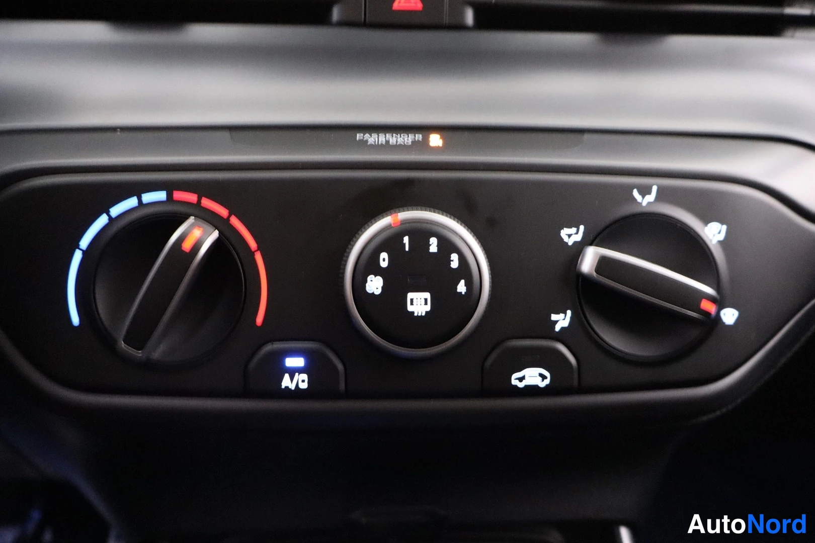 Yksityiskohta: Lämmitys ja ilmastointi: Hyundai BAYON 1.0 T-GDi Comfort Plus Edition 2026, sisätilat, kojelauta. Kolme säädinknobia: lämpötilanvalinta, tuulettimen nopeus 0–4