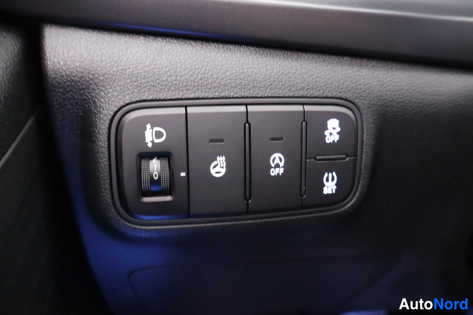 Yksityiskohta: Lämmitys ja ilmastointi: Hyundai BAYON 1.0 T-GDi Comfort Plus Edition 2026, sisätilat, ajovalosarjan säädin ja painikkeet: sumuvalojen asento, takalasin lämmity