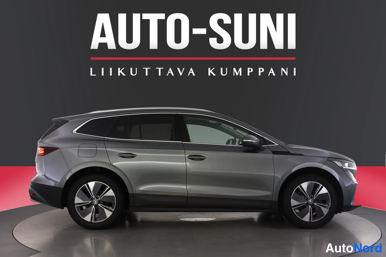 Etuviisto, nokka oikealle: Harmaa farmuriauto sivulta, keula kuvan oikeassa reunassa.