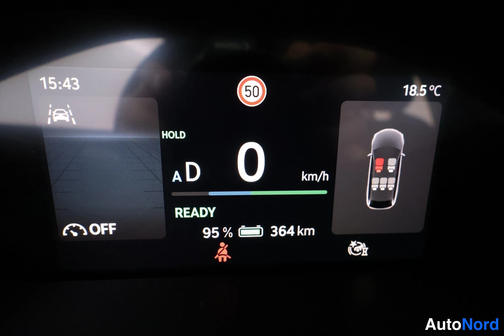 Muu: Kuljettajan näyttö: kellonaika 15:43, nopeus 0 km/h, teksti READY, akku 95 % ja toimintaetäisyys 364 km, lämpötila 18,5 °C.