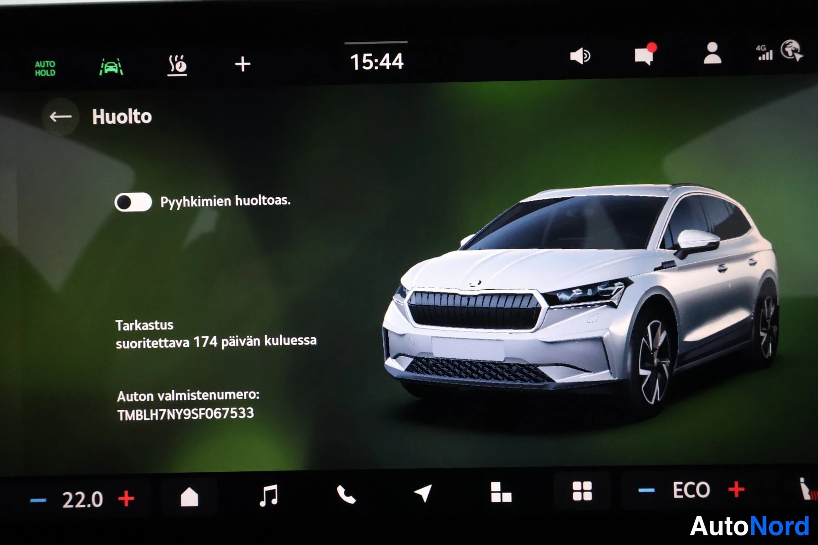 Muu: Auton infotainment-näyttö Huoltosivulla: pyyhimien huoltoasetus, tarkastus 174 päivän kuluessa ja valmistenumero näkyvissä.