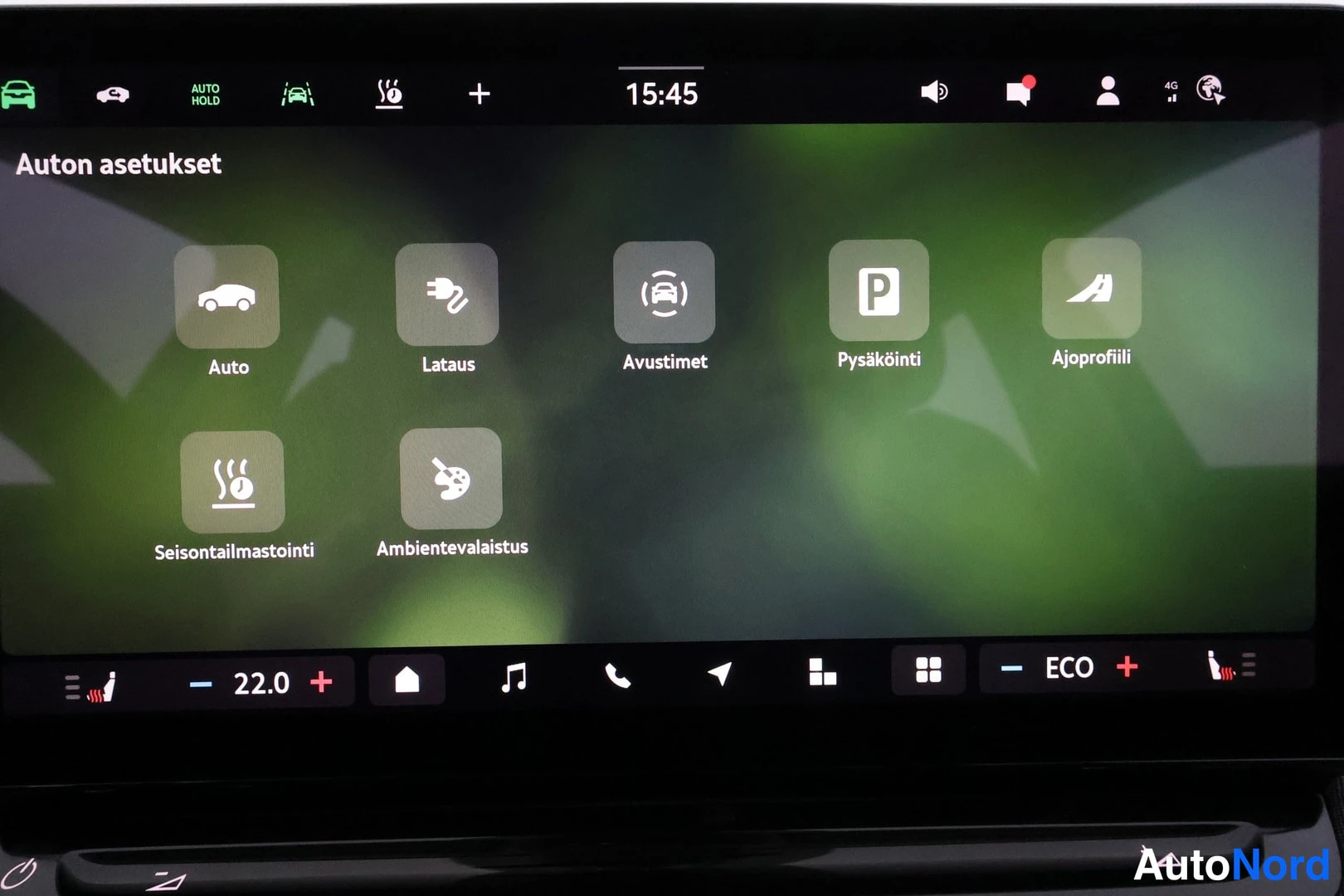 Muu: Auton infotainment-näyttö Auton asetukset -valikossa: kuvakkeet Auto, Lataus, Avustimet, Pysäköinti, Ajoprofiili, Seisontailmastointi ja Ambientevalaistus.