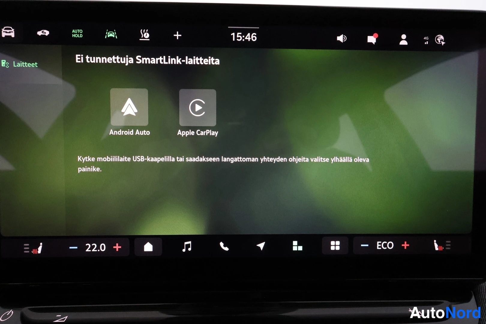 Yksityiskohta: Umusta_infotainment-näyttö, jossa SmartLink-yhteysikkuna: Android Auto- ja Apple CarPlay-kuvakkeet sekä ohjeteksti USB-kytkemisestä.