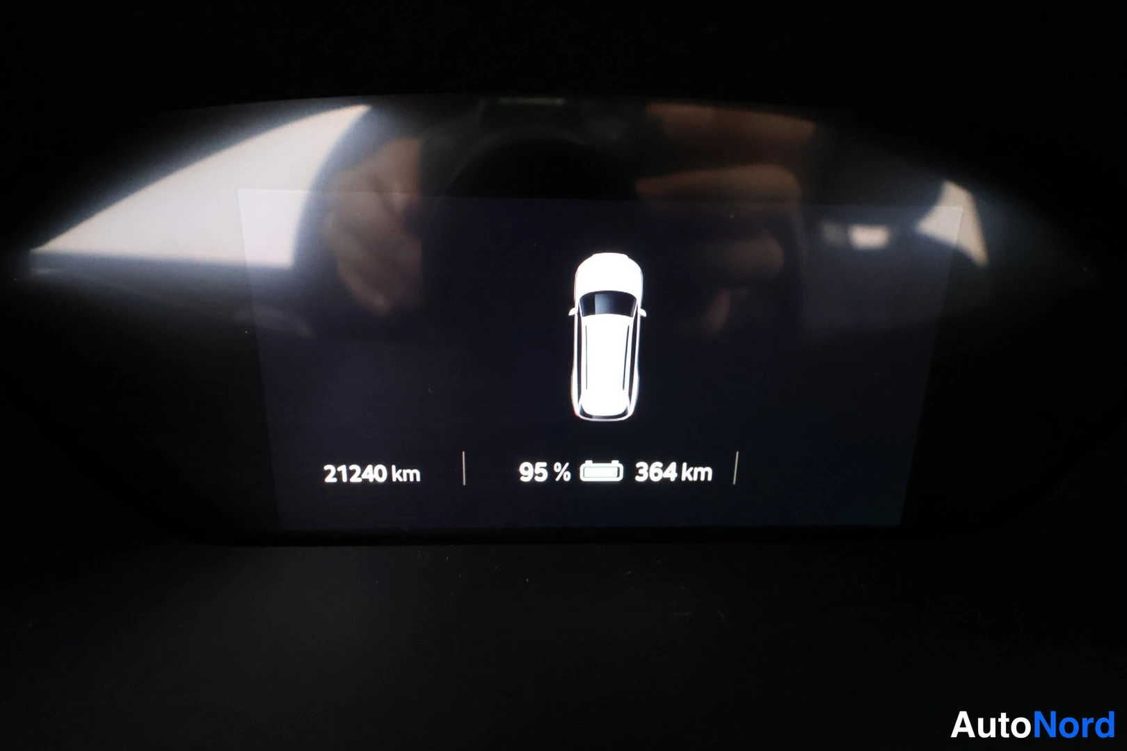 Muu: Kojelaudan näyttö: auton kuva ja tekstit 21240 km, 95 % ja 364 km.