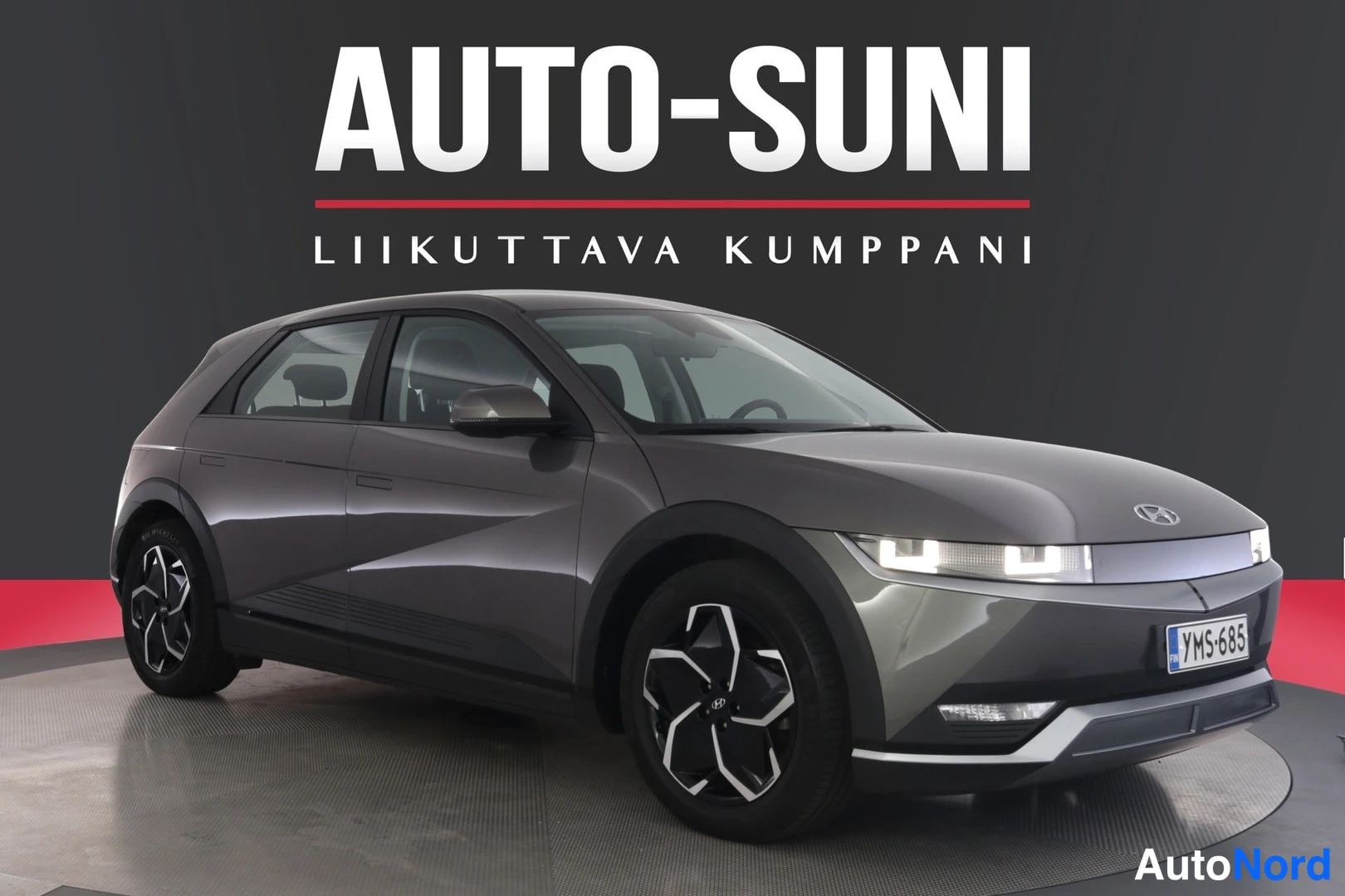 Etuviisto, nokka oikealle: Auton etukohta ja oikea sivu kuvattuna