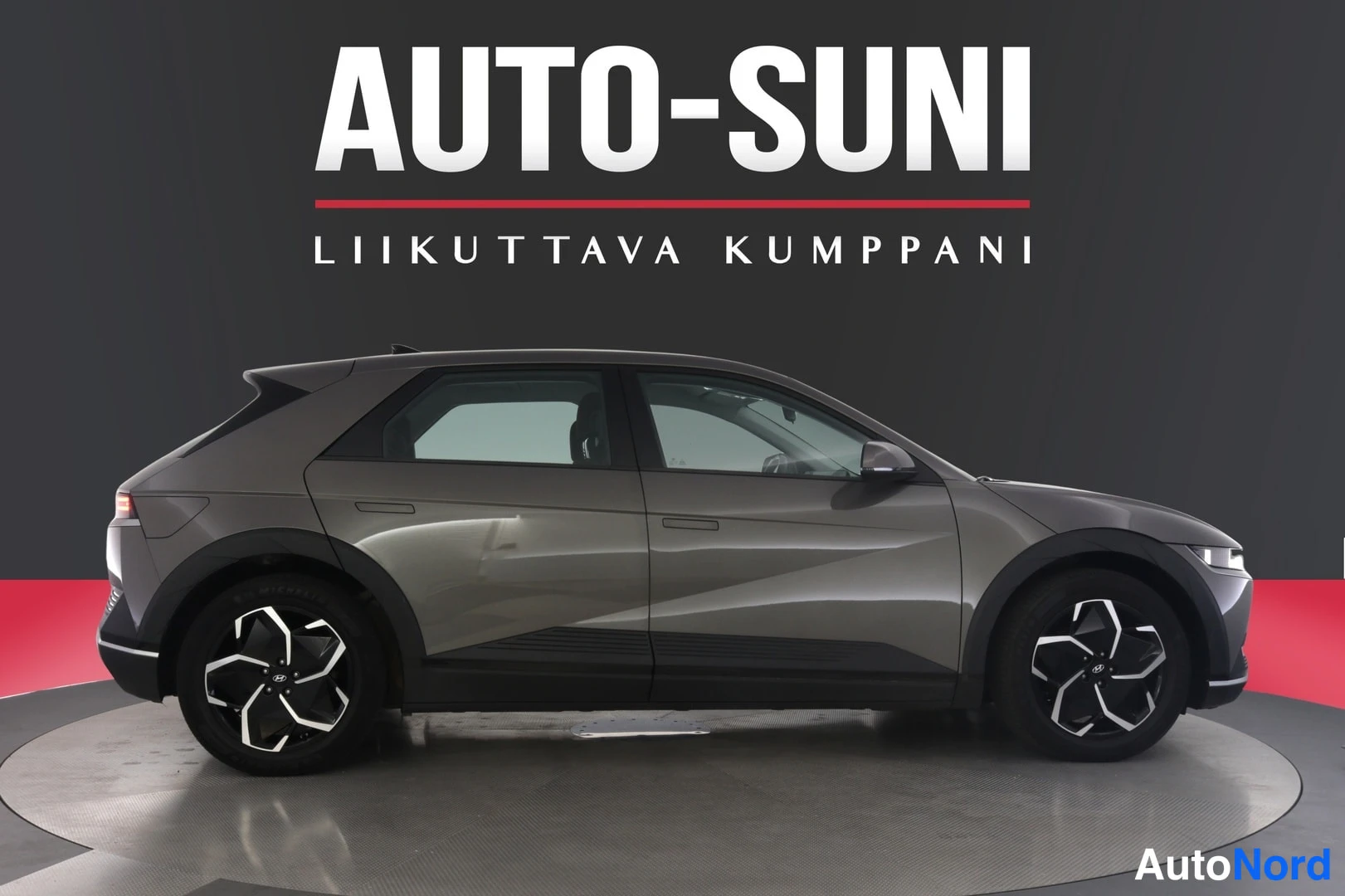 Sivulta: Auton oikea sivu kuvattuna