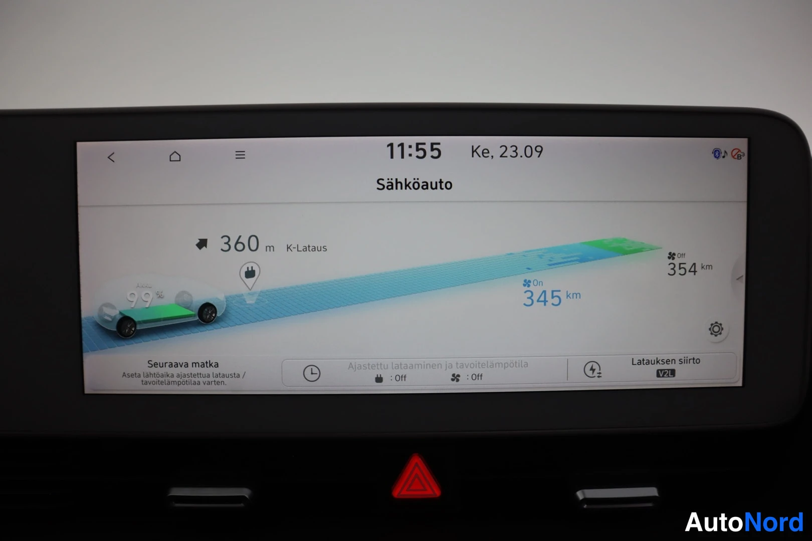 Muu: Auton kesk Näytöllä on sähköauton latausnäkymä, jossa lukee 99 % akun lataus, 345 km On ja 354 km Off.