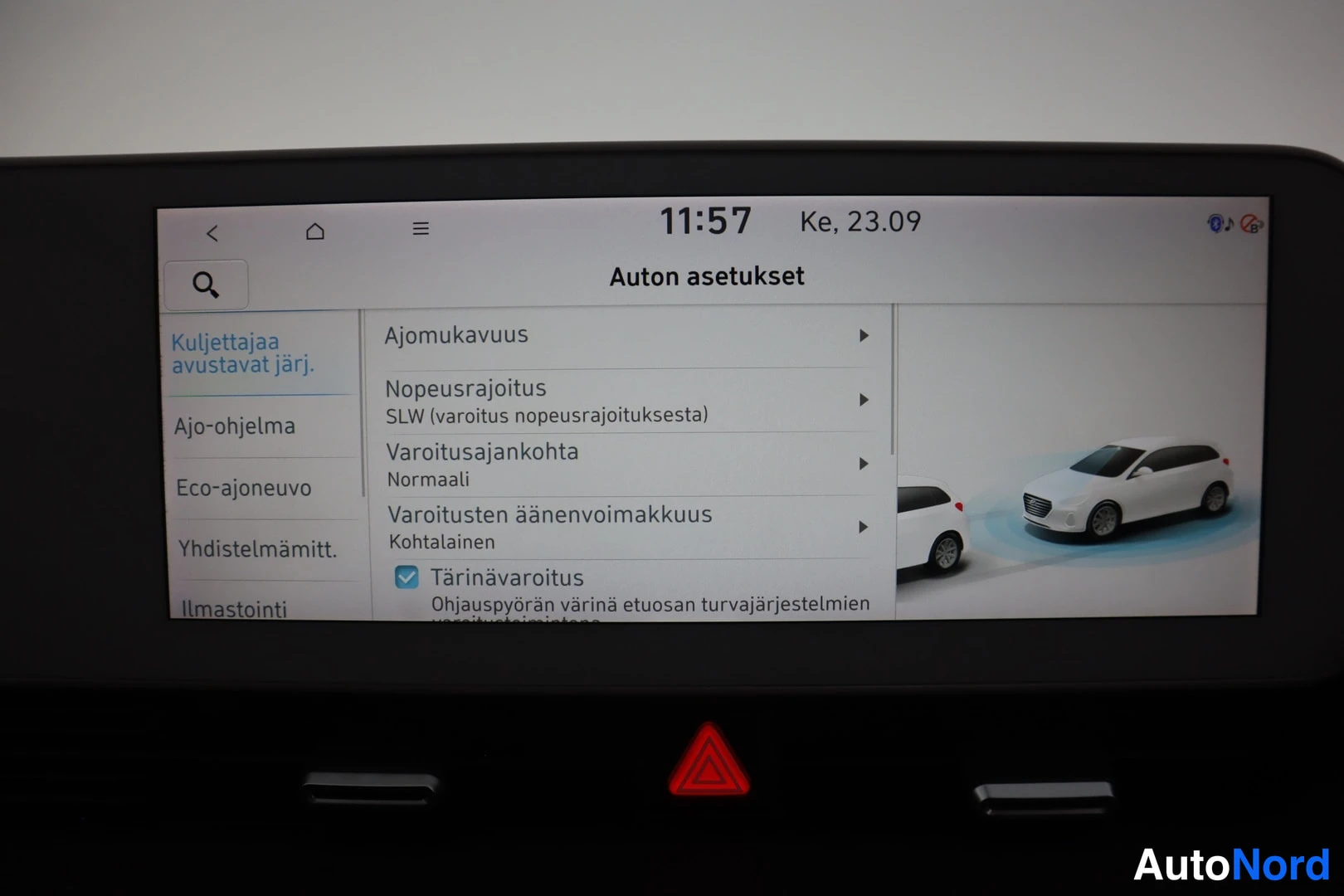 Muu: Infotainment-näyttö, Auton asetukset -valikko. Kuljettajaa avustavat järjestelmät: Ajomukavuus, Nopeusrajoitus (SLW), Varoitusajankohta, Varoisten äänenvoimakku